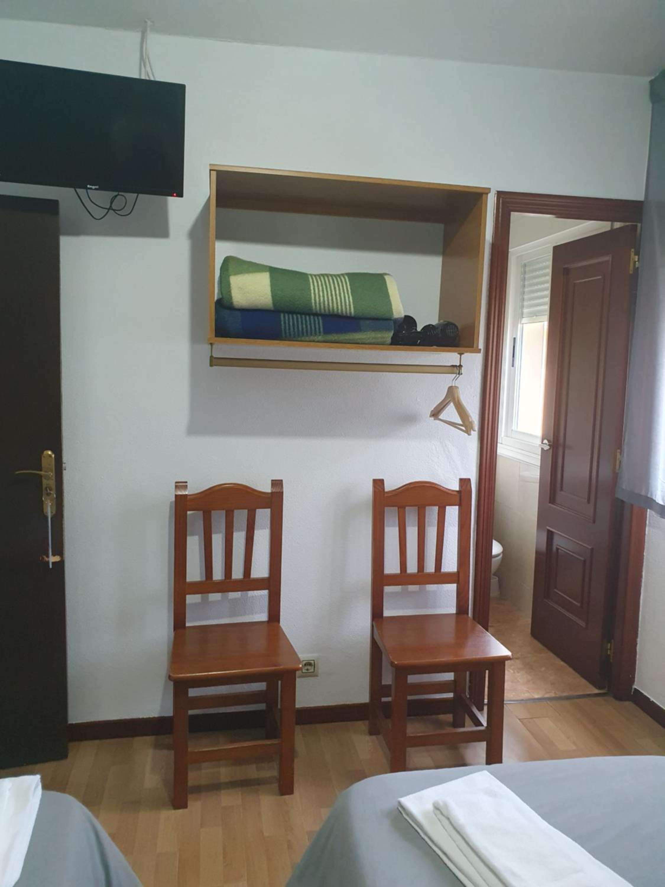 Twin Room with Private Bathroom - Photo 5