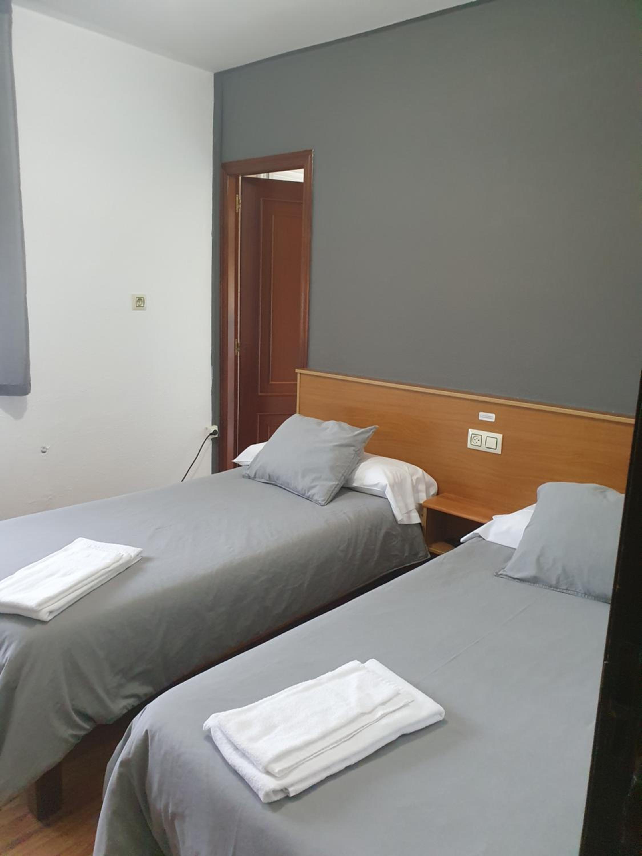Twin Room with Private Bathroom - Photo 8