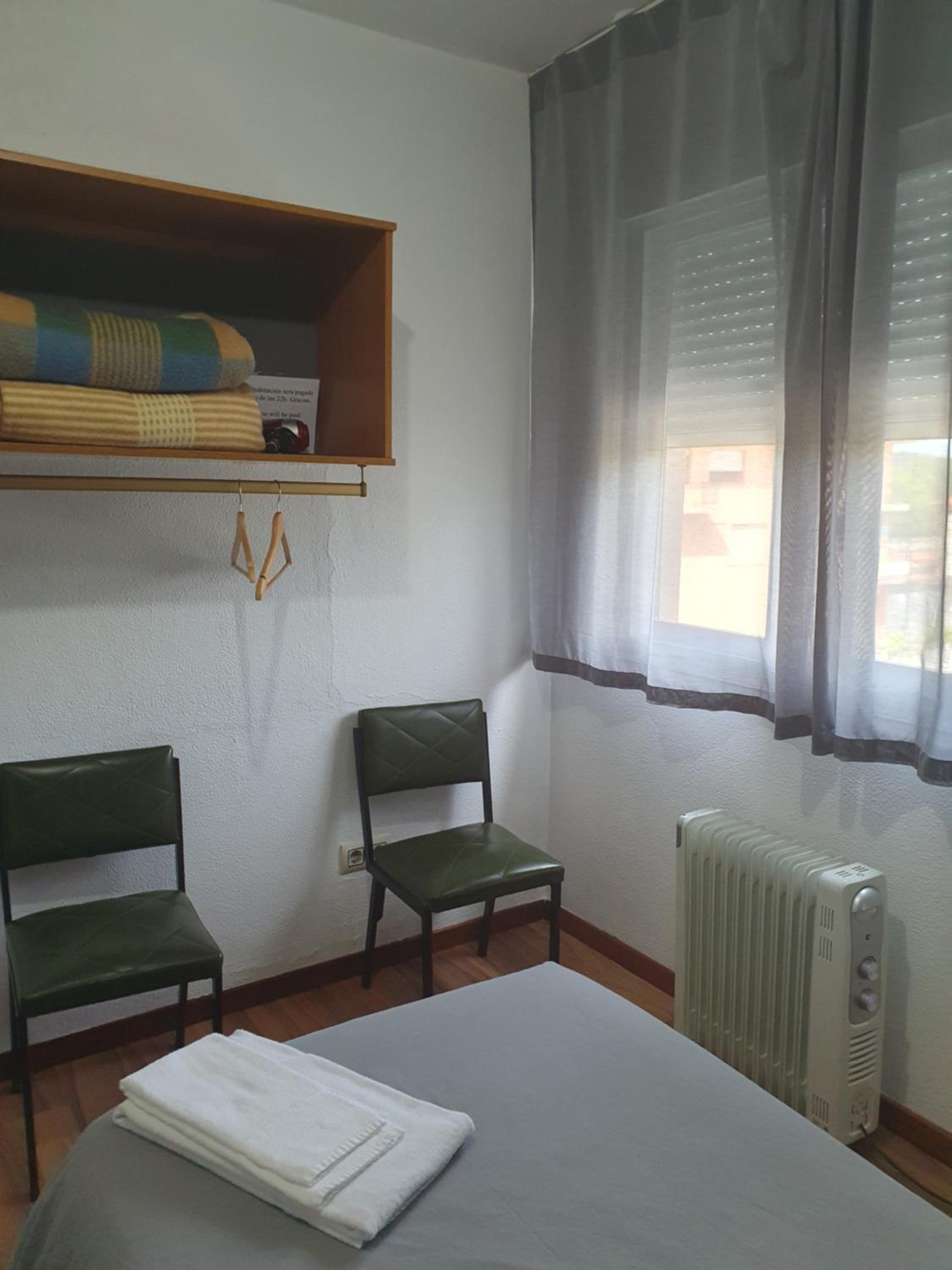 Twin Room with Private Bathroom - Photo 2