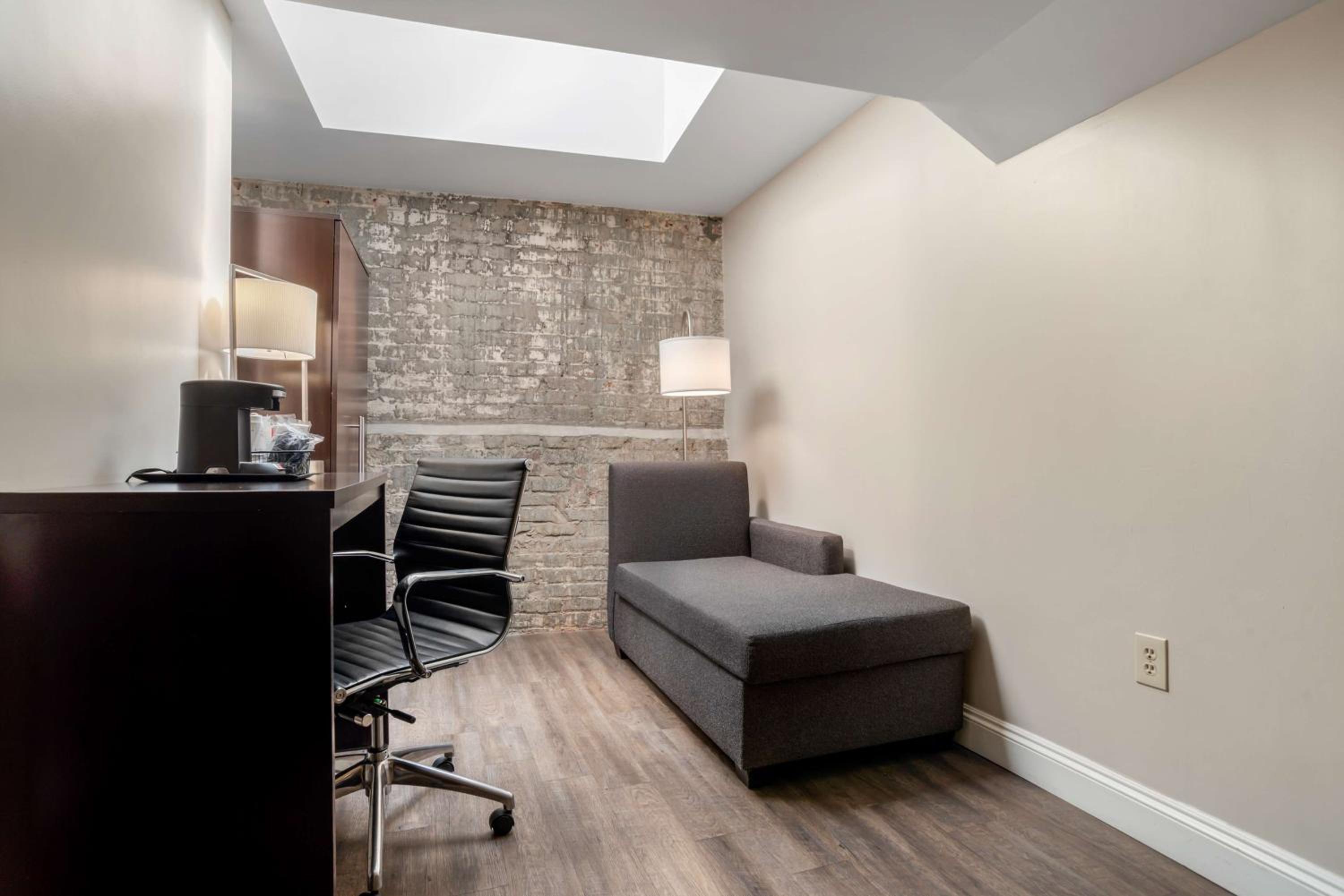 King Room - Non-Smoking - Photo 15