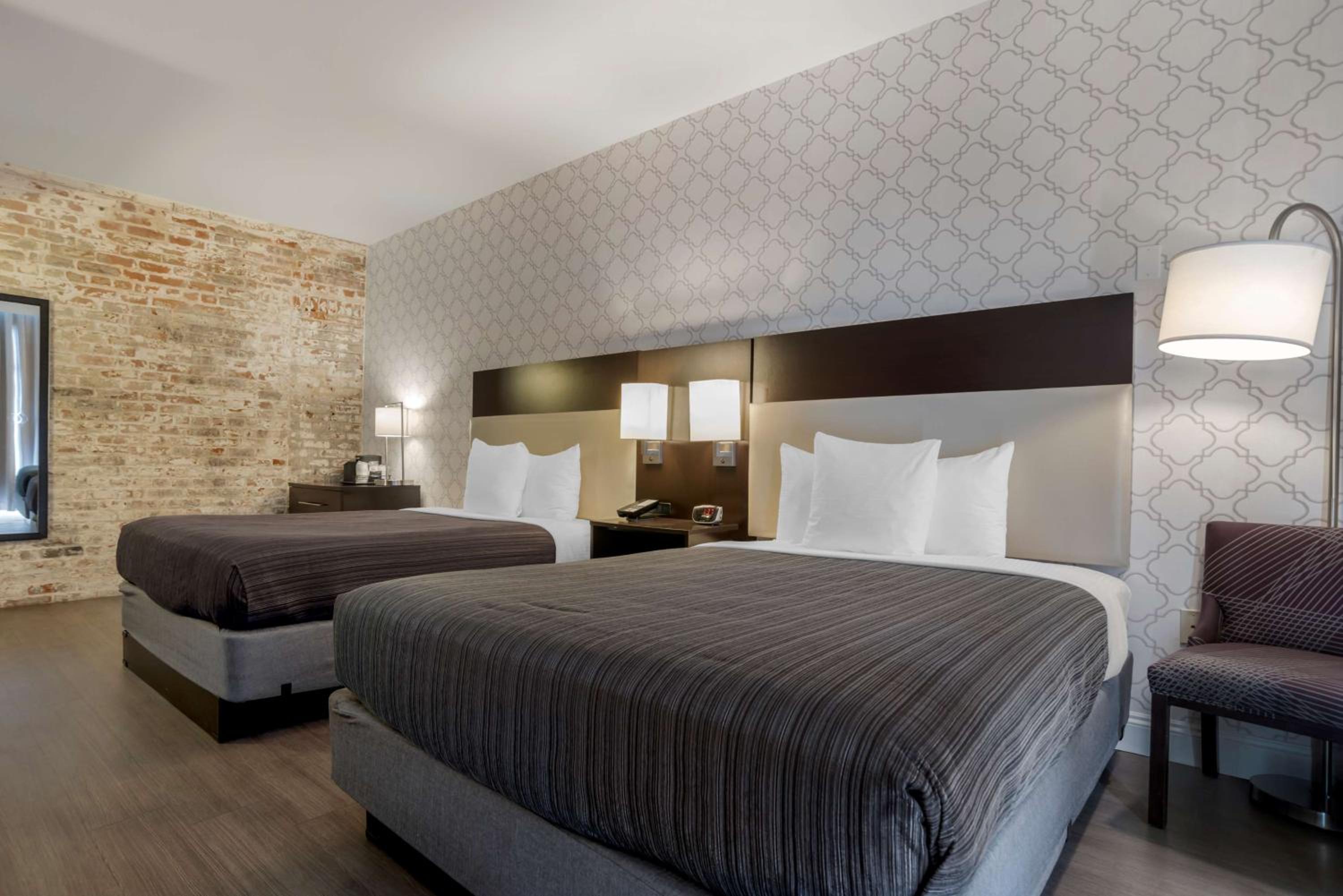 Double Room with Two Double Beds and Spa Bath - No Window/Non-Smoking - Photo 2