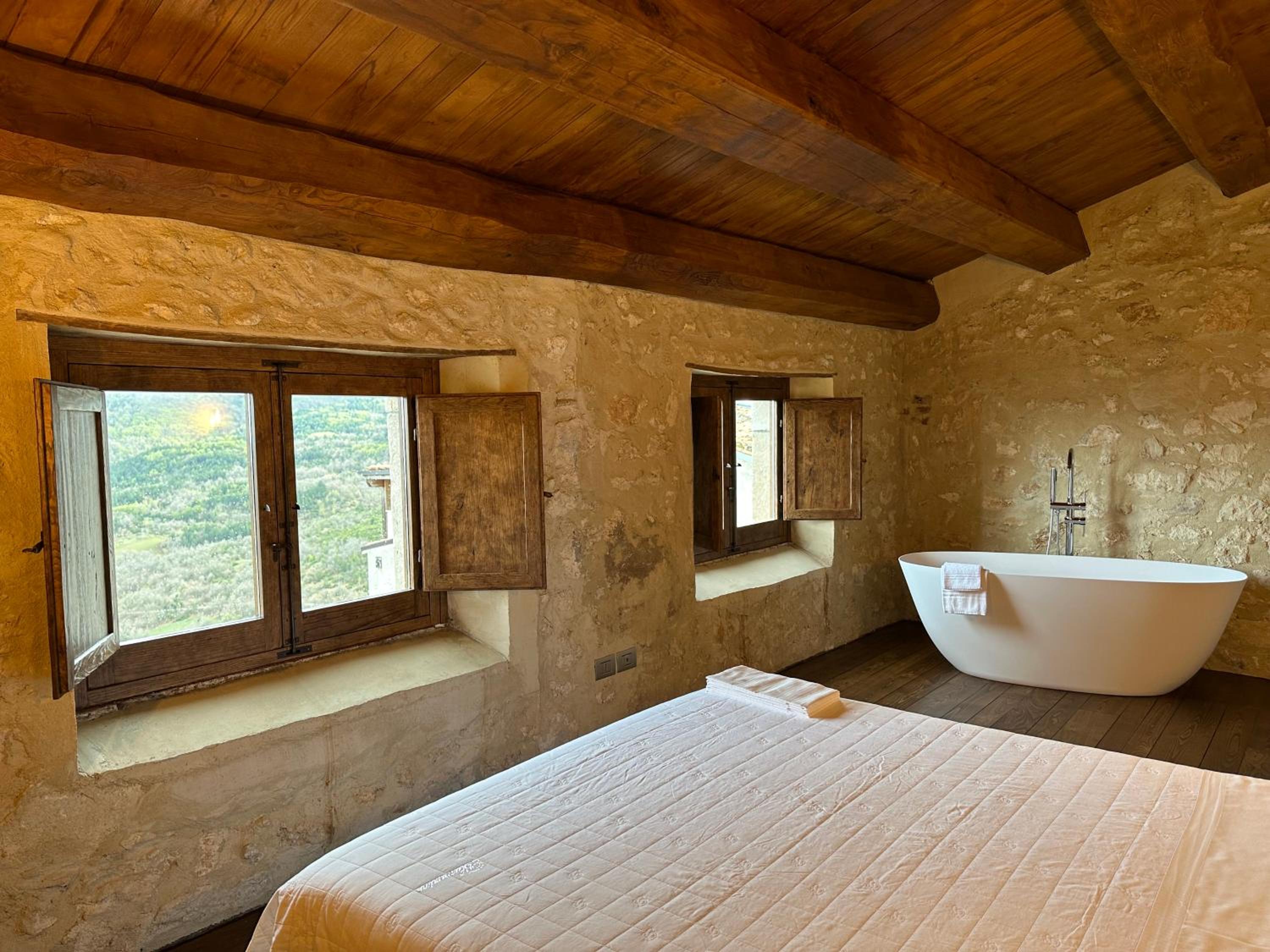 Suite with Mountain View - Photo 5