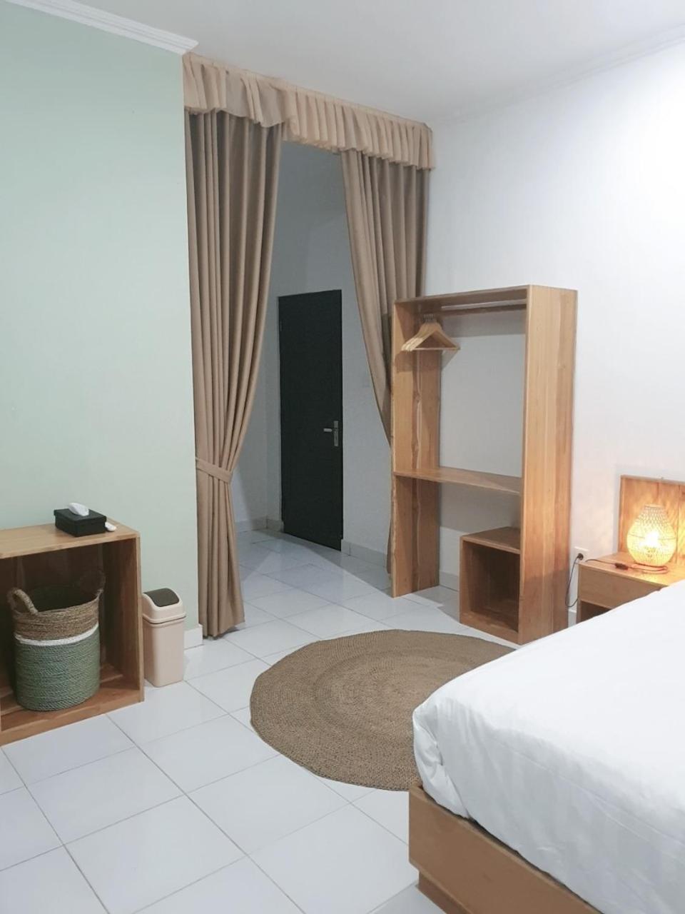 Standard King Room - Photo 12