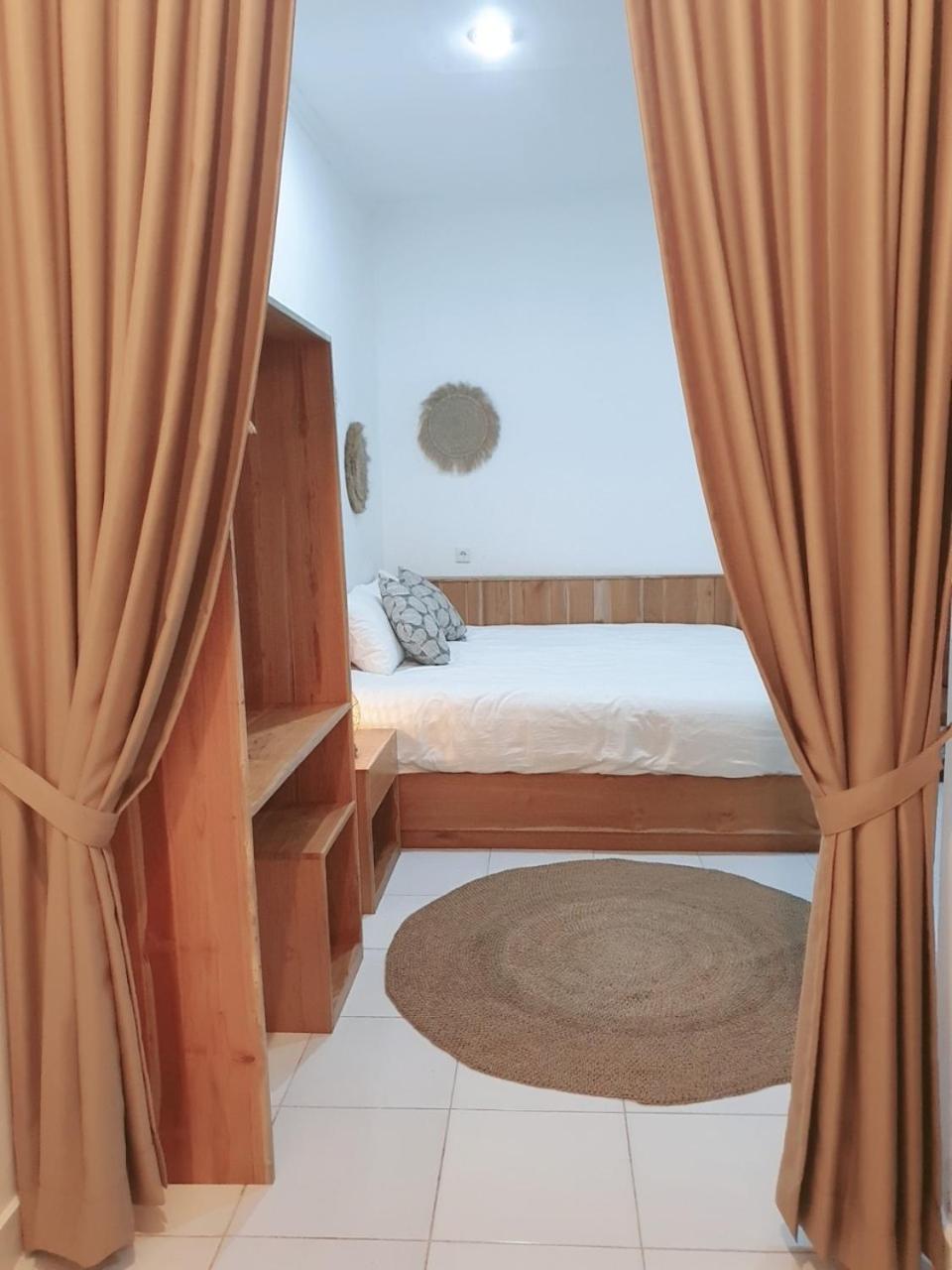 Standard King Room - Photo 18