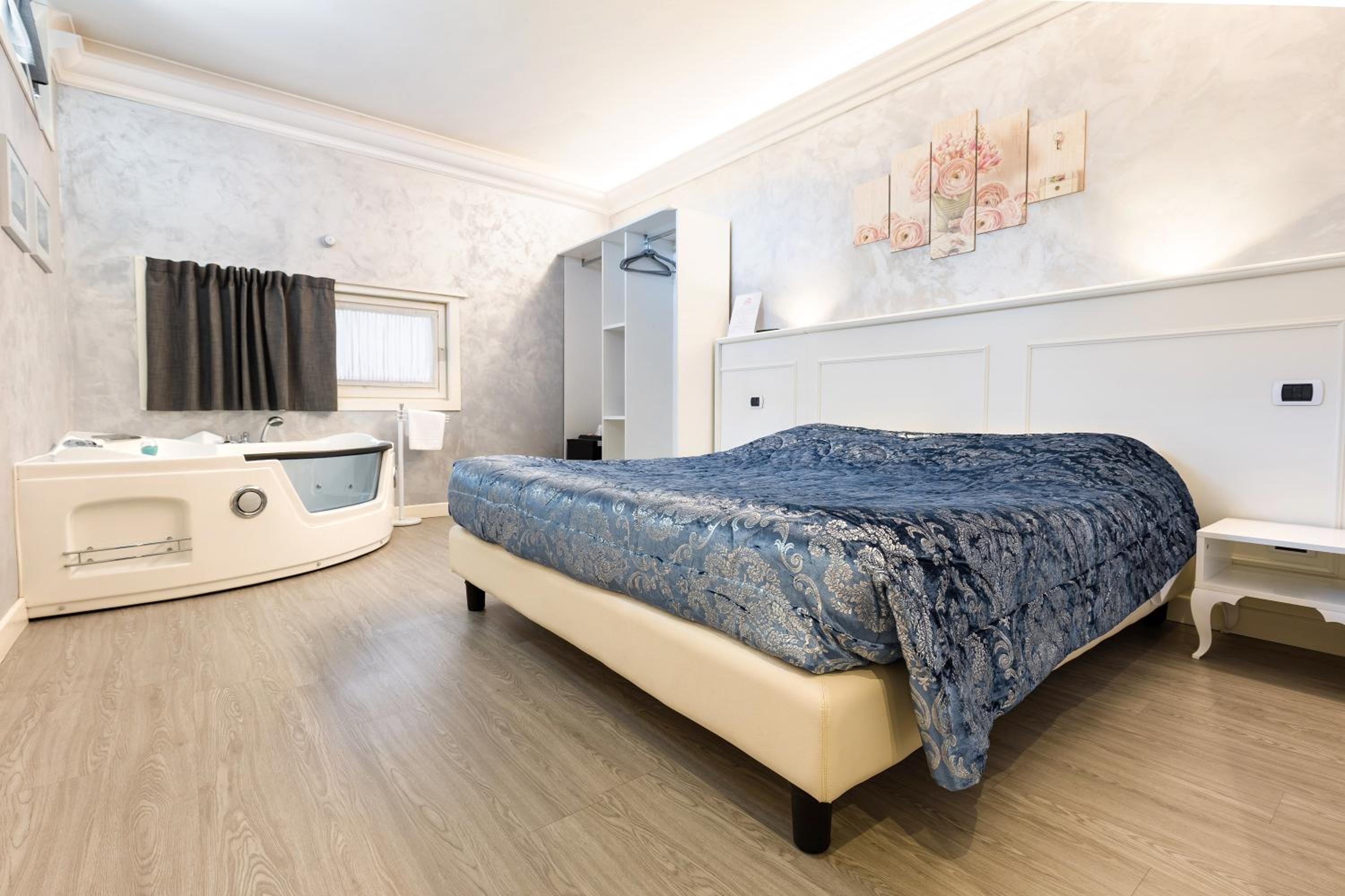 Queen Room with Spa Bath photo 2