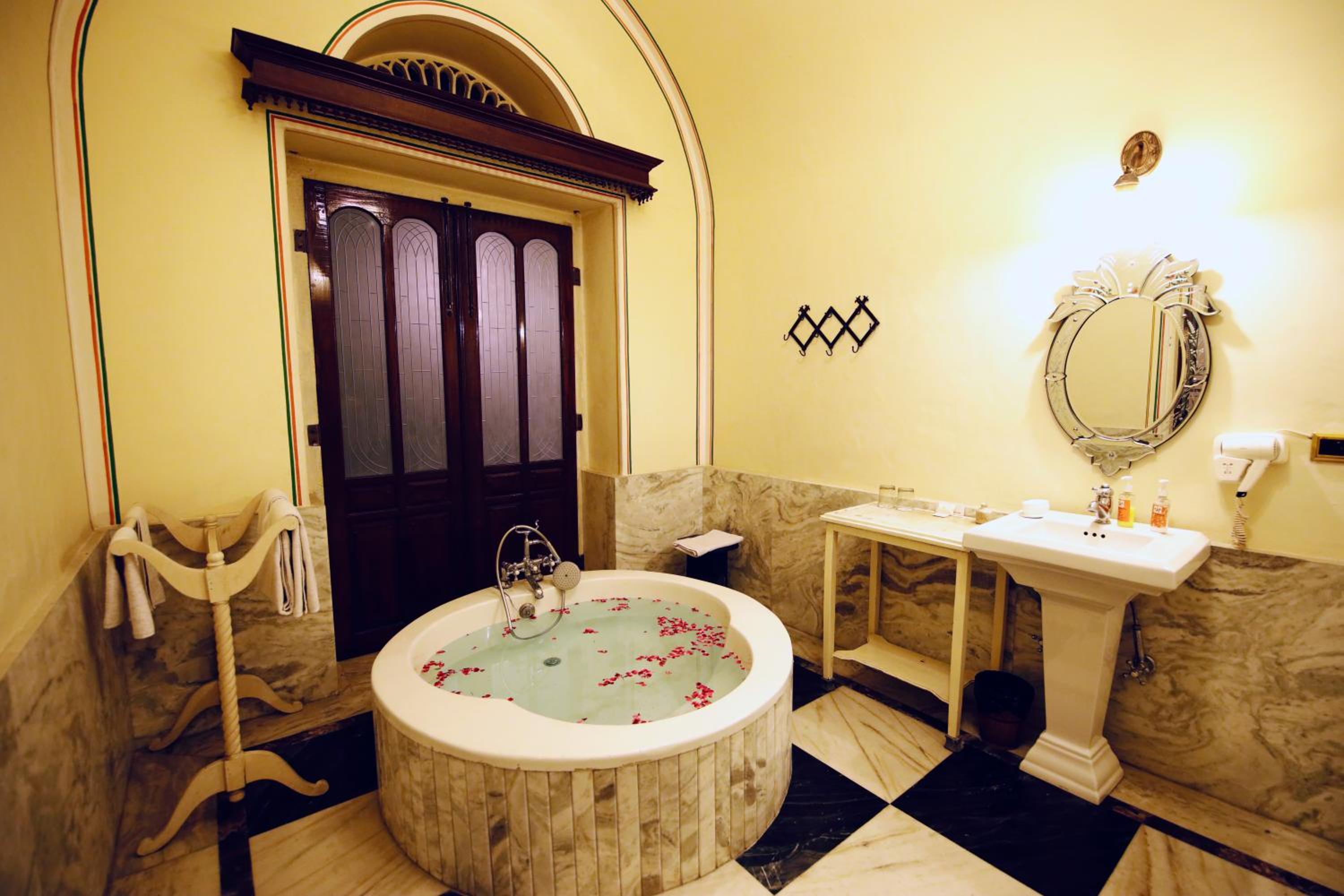 King Room - Free early check in by 3 hours (subject to room availability),Complimentary welcome drink,10% discount on Food photo 2
