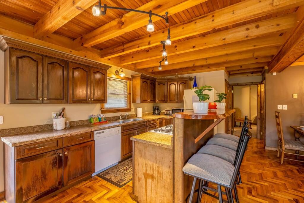 Five-Bedroom House photo 2