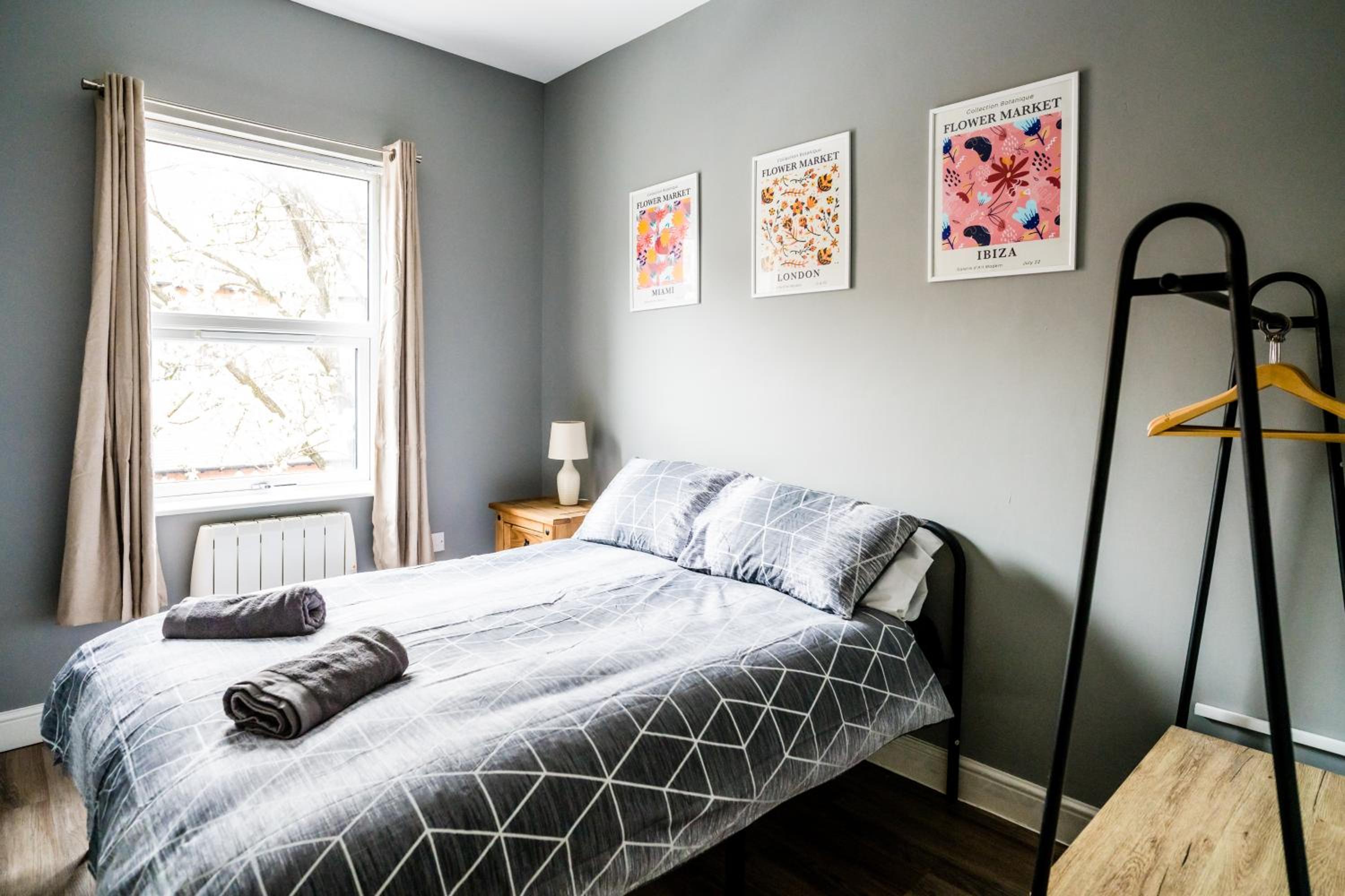 Five-Bedroom House photo 1