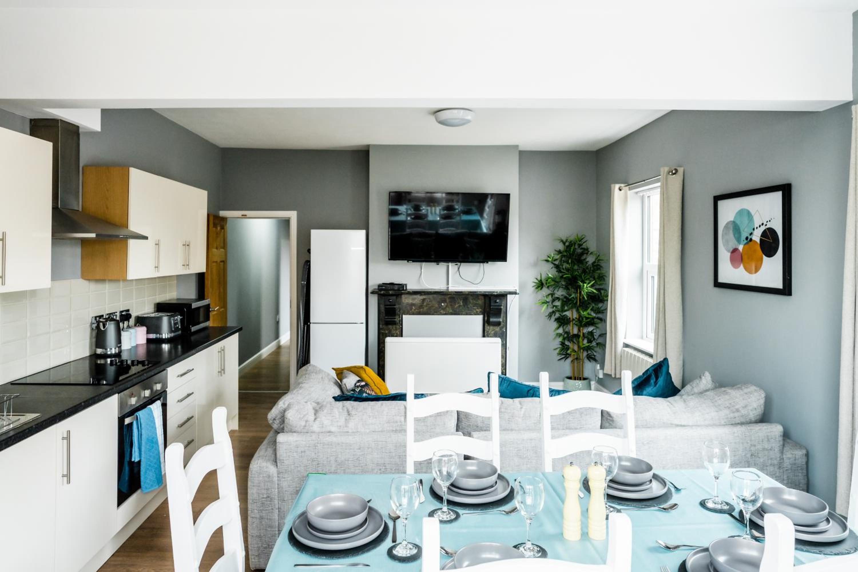 Five-Bedroom House photo 2