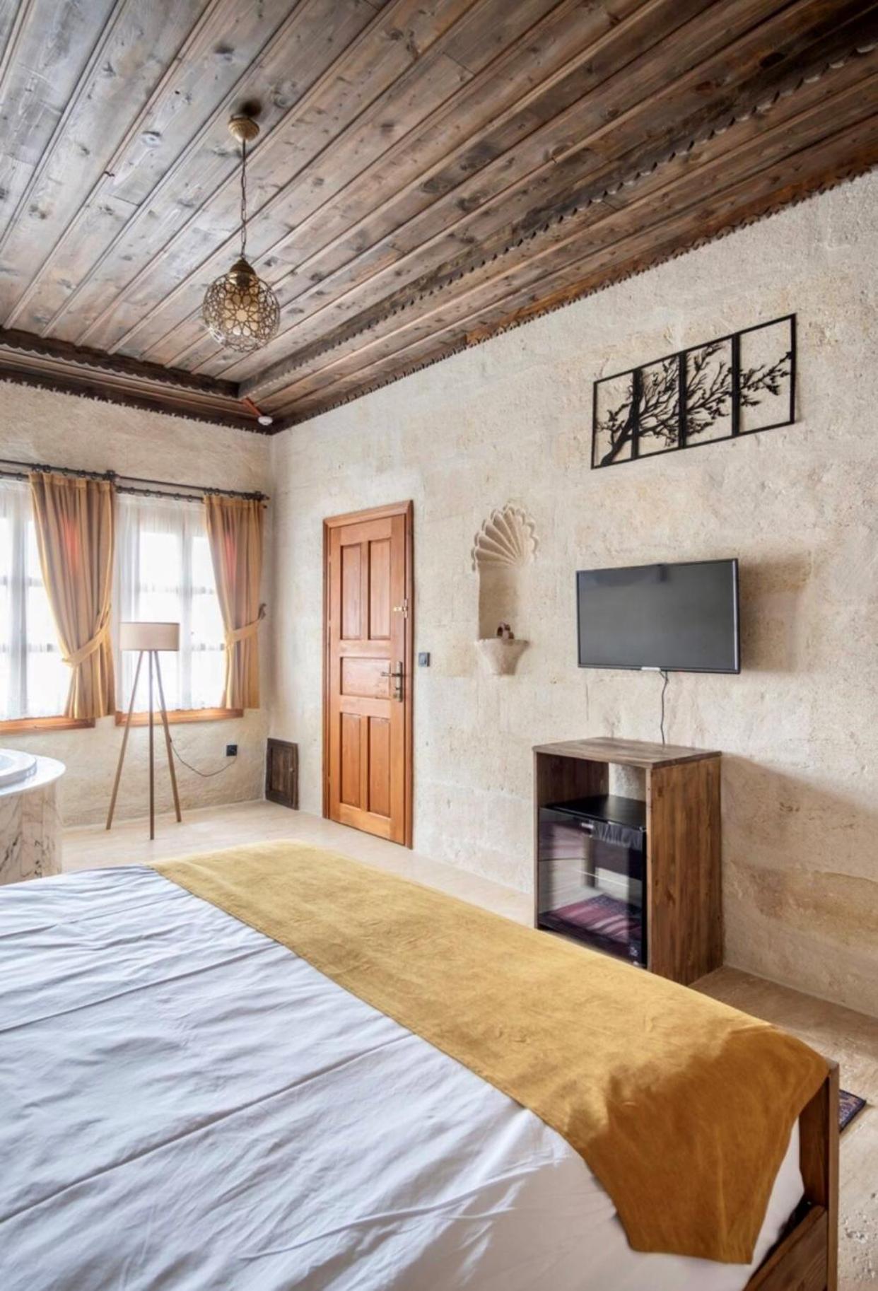 Deluxe Room - Photo 9