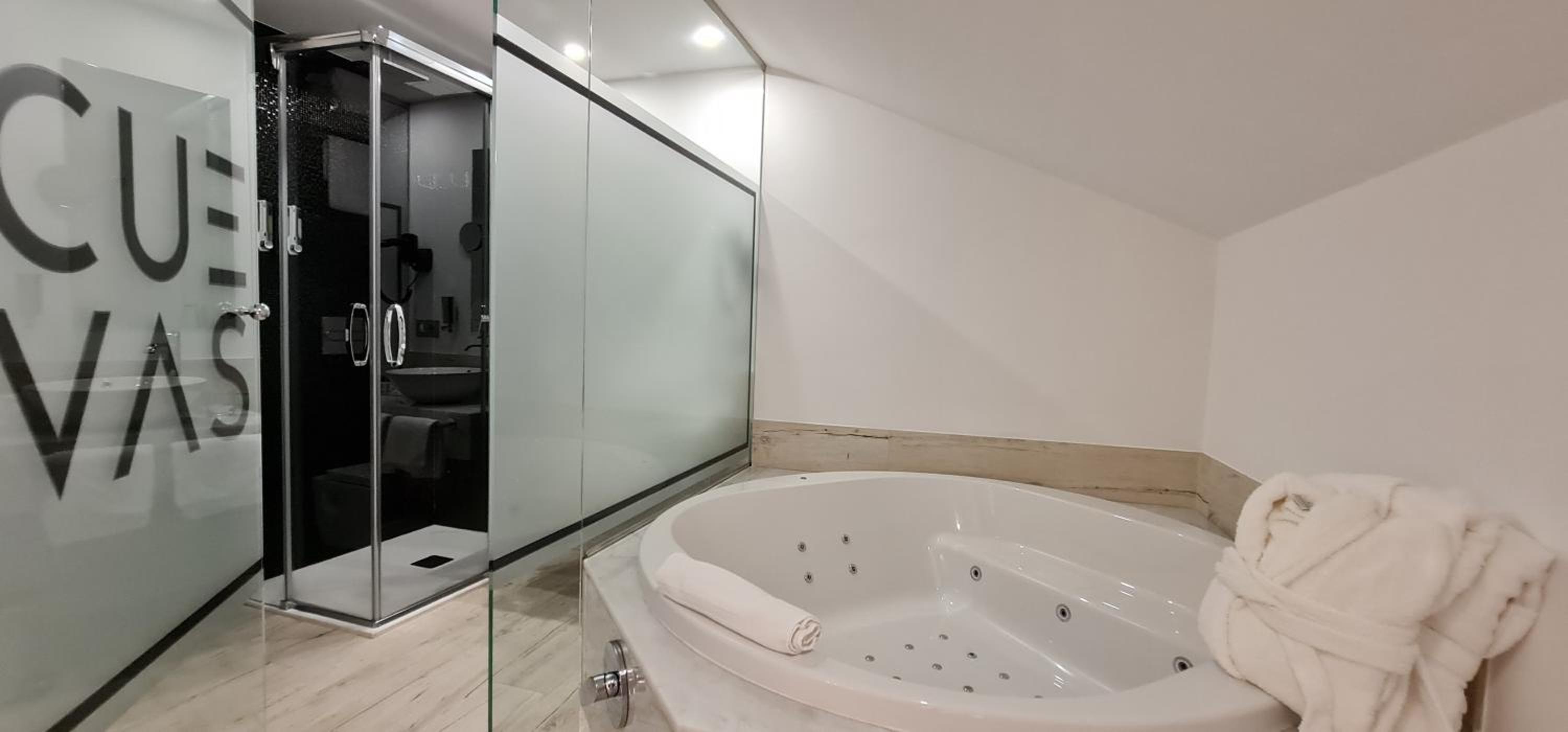 Double Room with Spa Bath - Photo 4