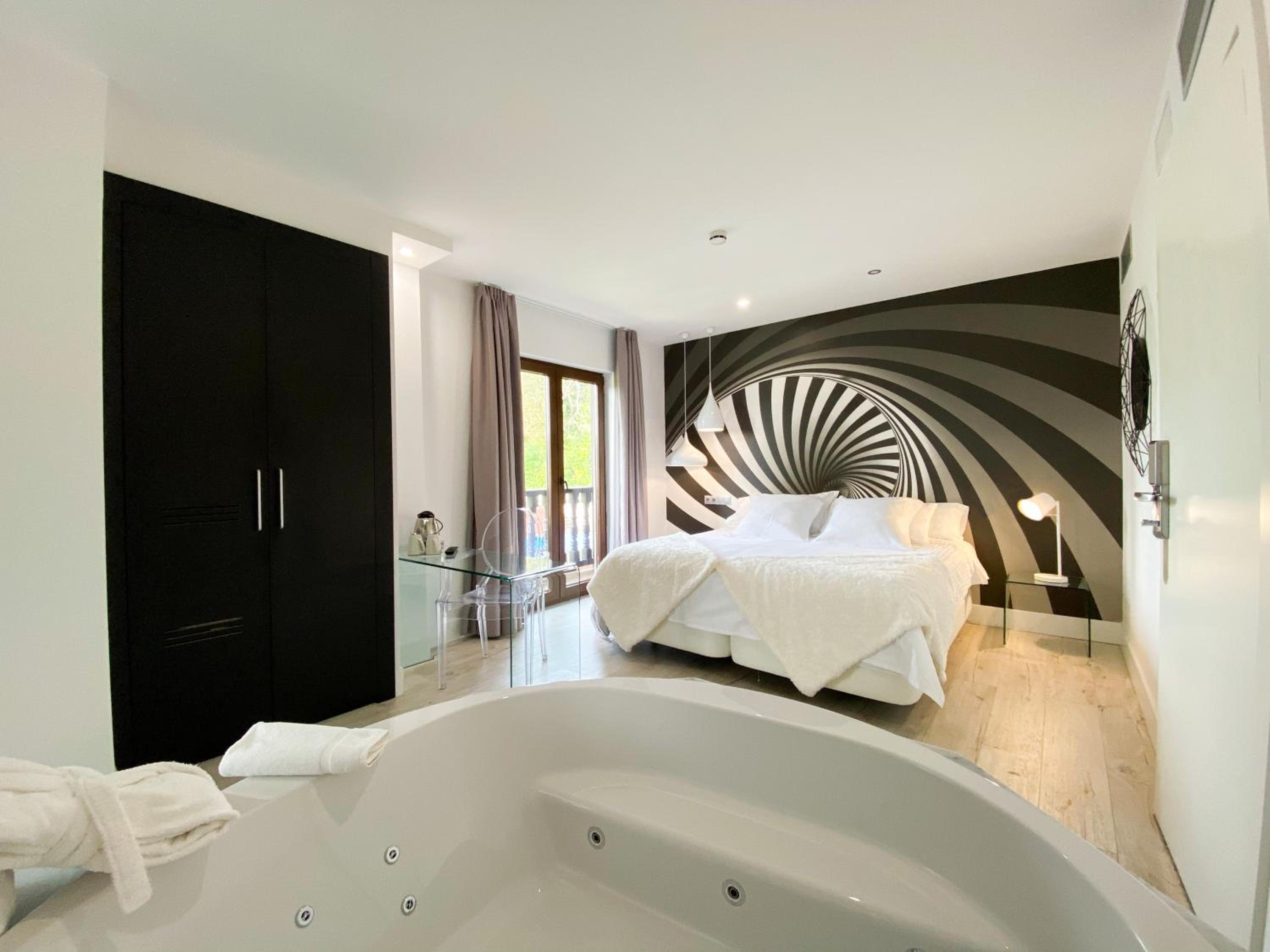 Superior Double Room with Spa Bath and Pool View - Photo 2