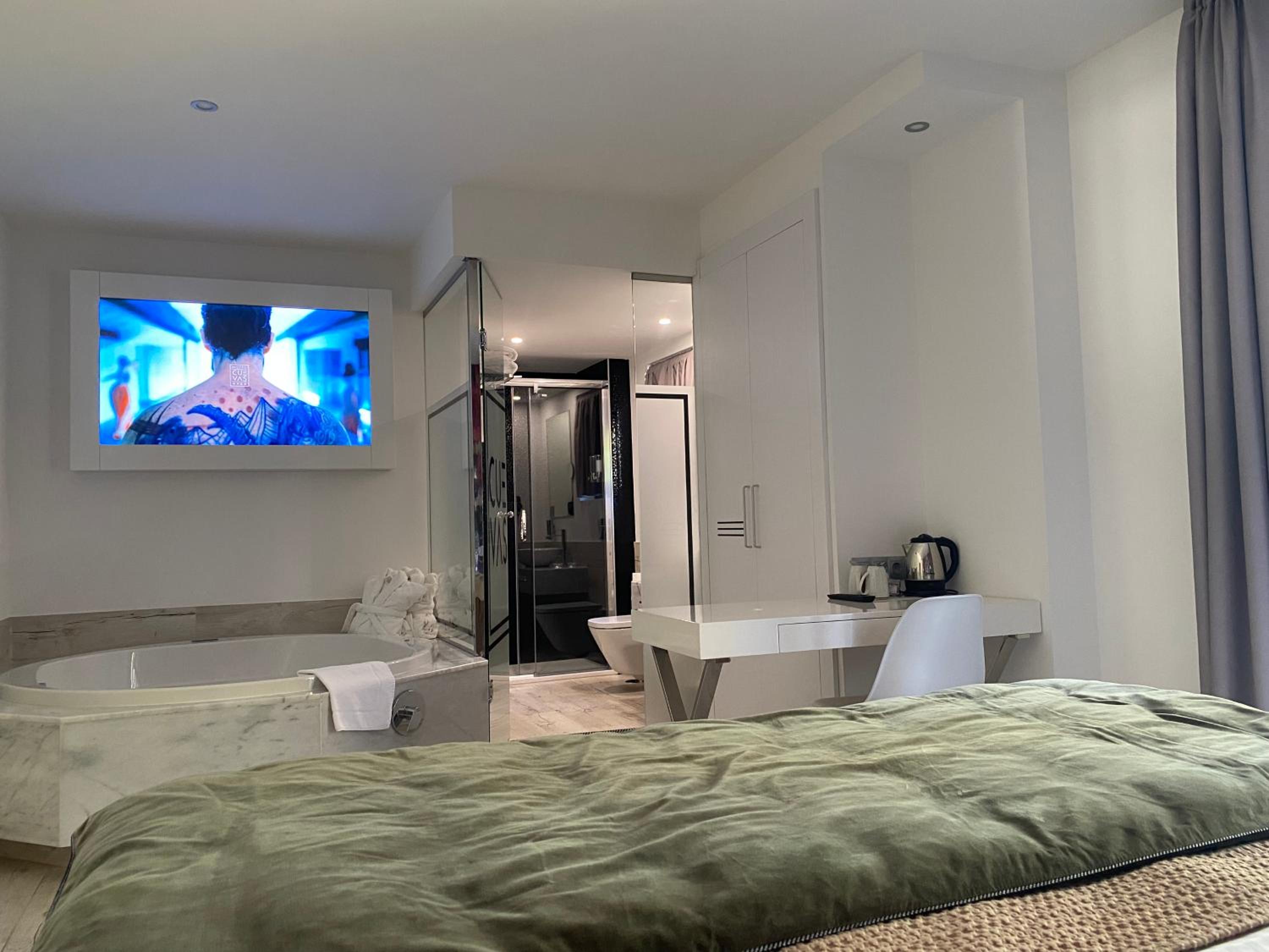 Superior Double Room with Spa Bath and Pool View - Photo 5
