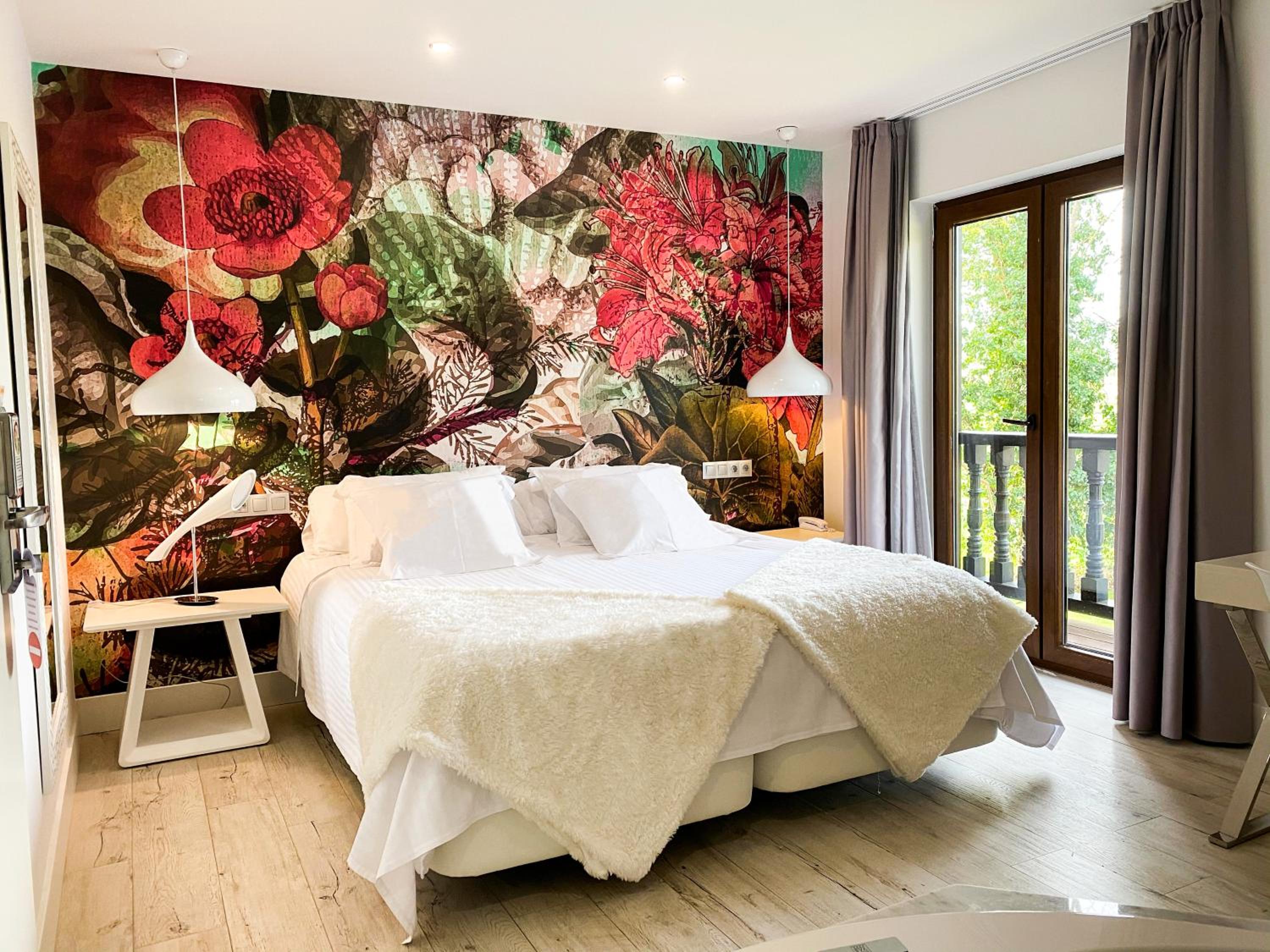 Superior Double Room with Spa Bath and Pool View - Photo 4