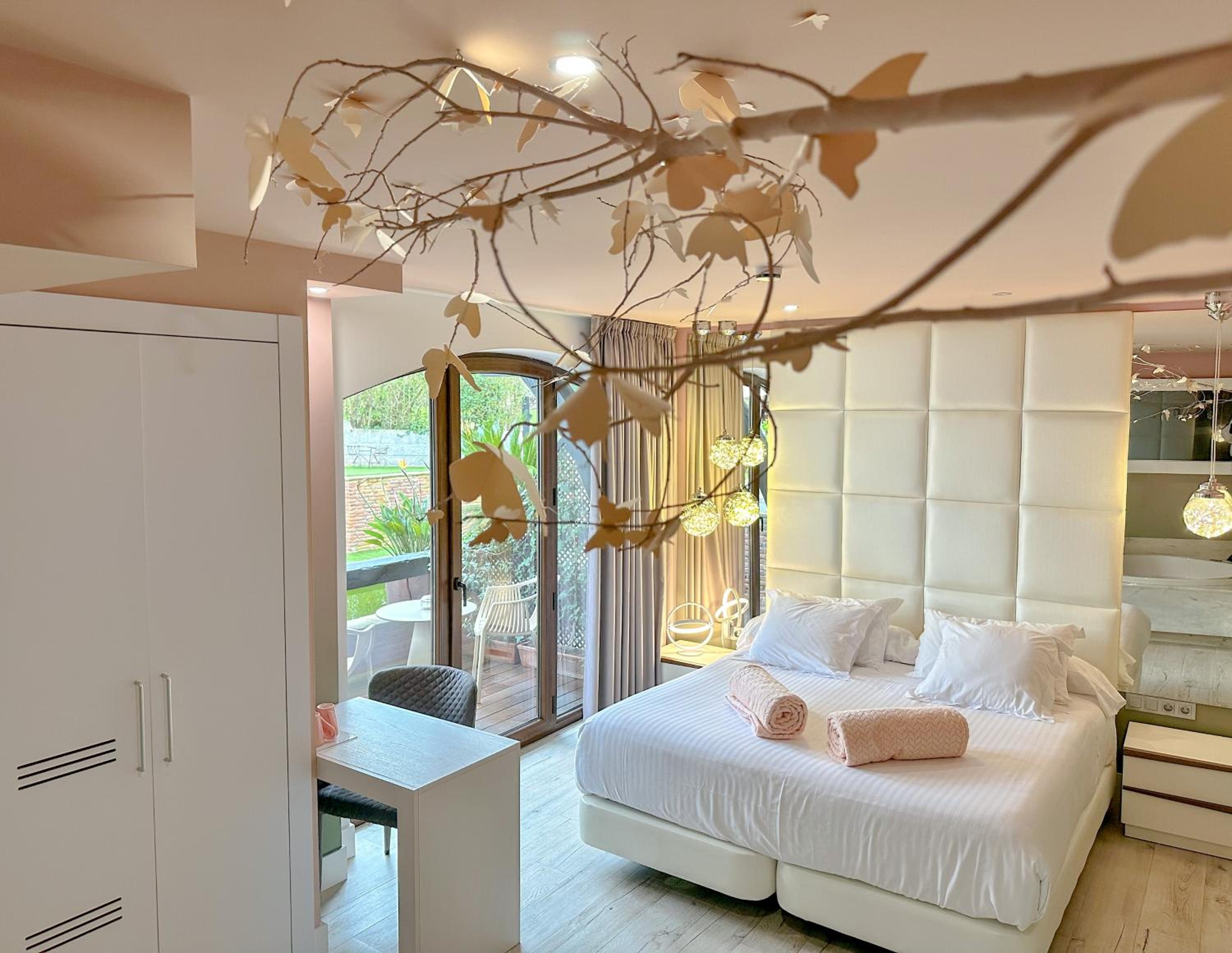 Superior Double Room with Spa Bath and Pool View - Photo 1