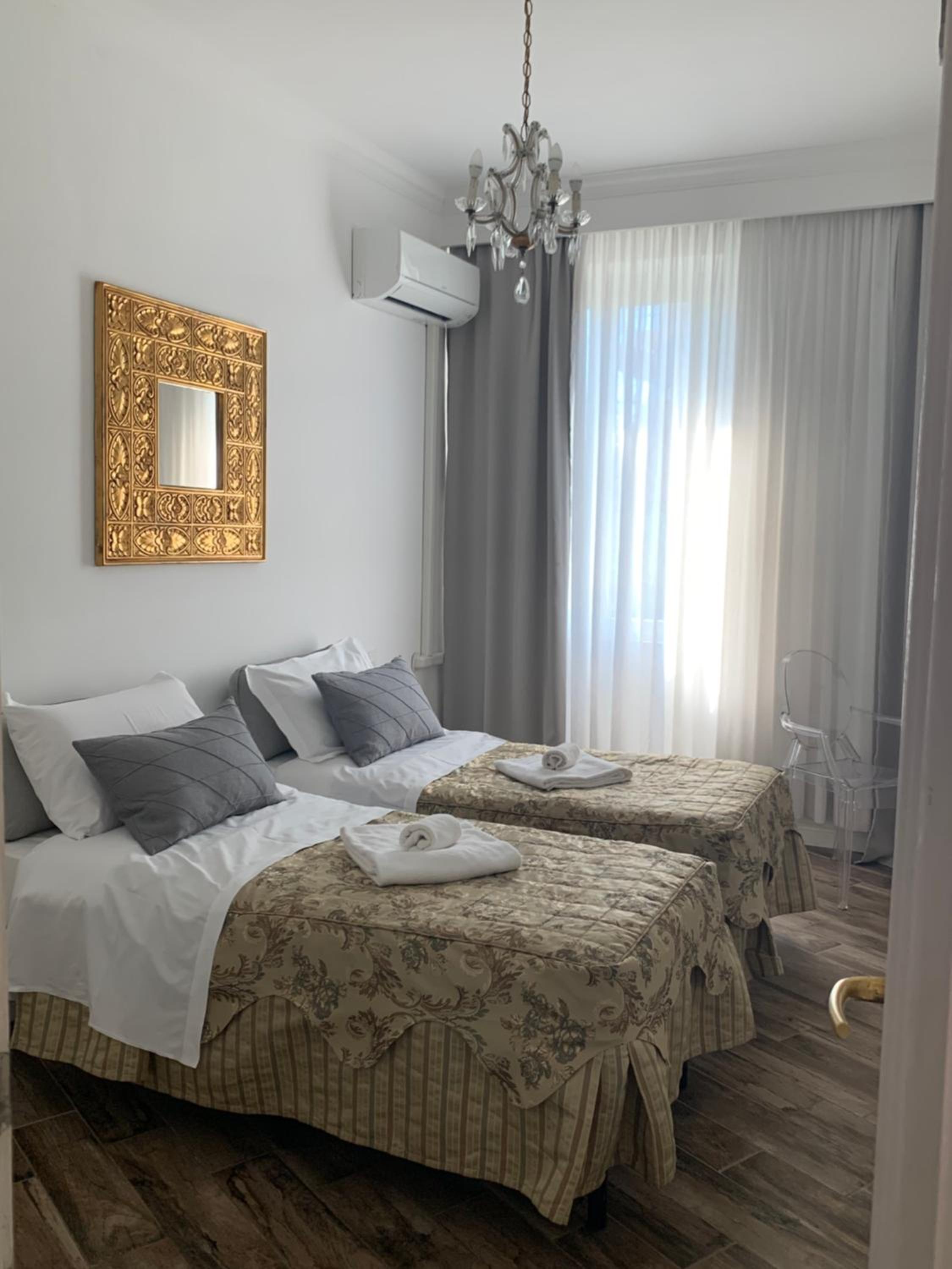 Twin Room with Shared Bathroom photo 1