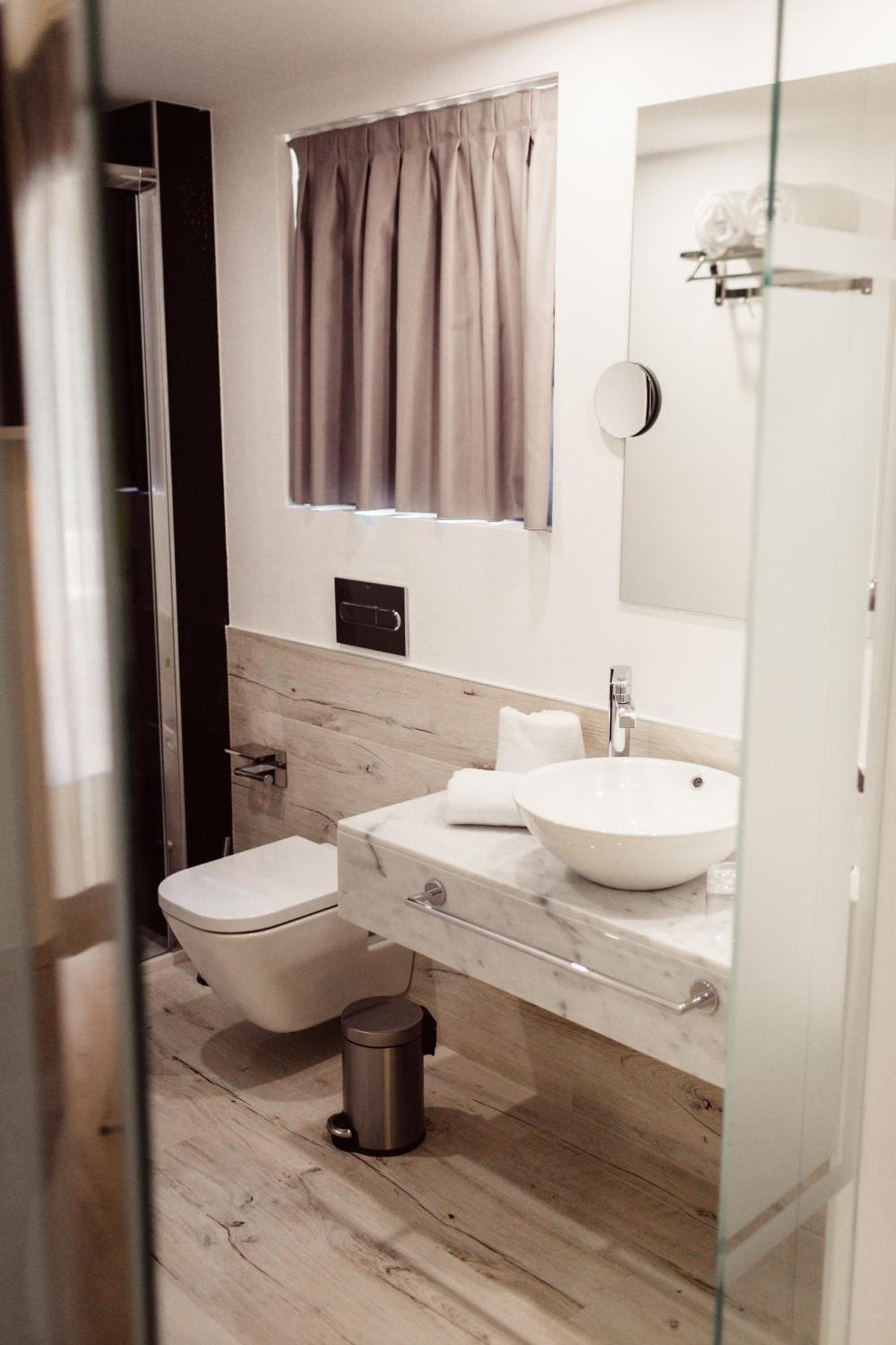 Double Room with Spa Bath - Photo 3