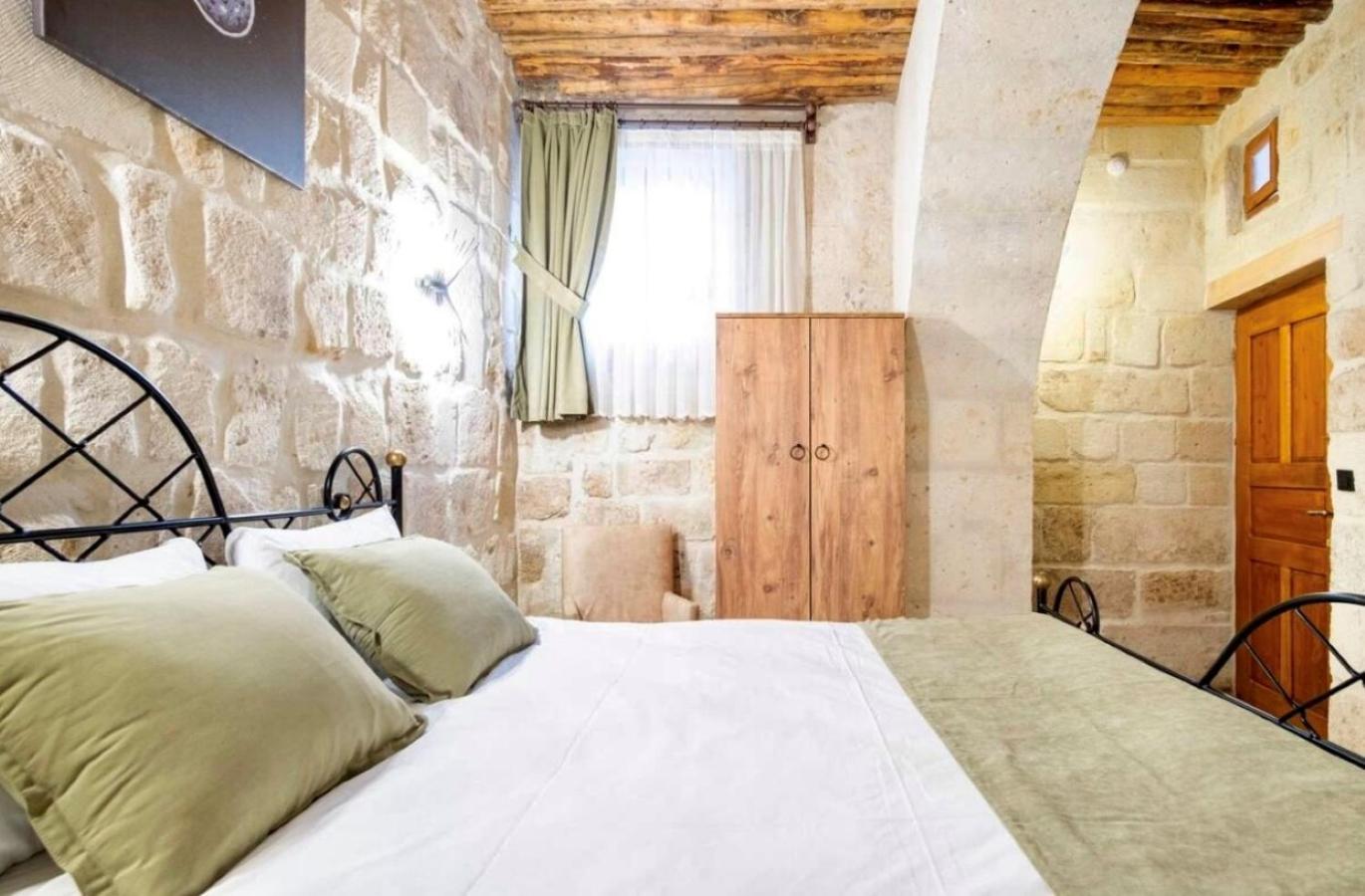 Double Room - Photo 15