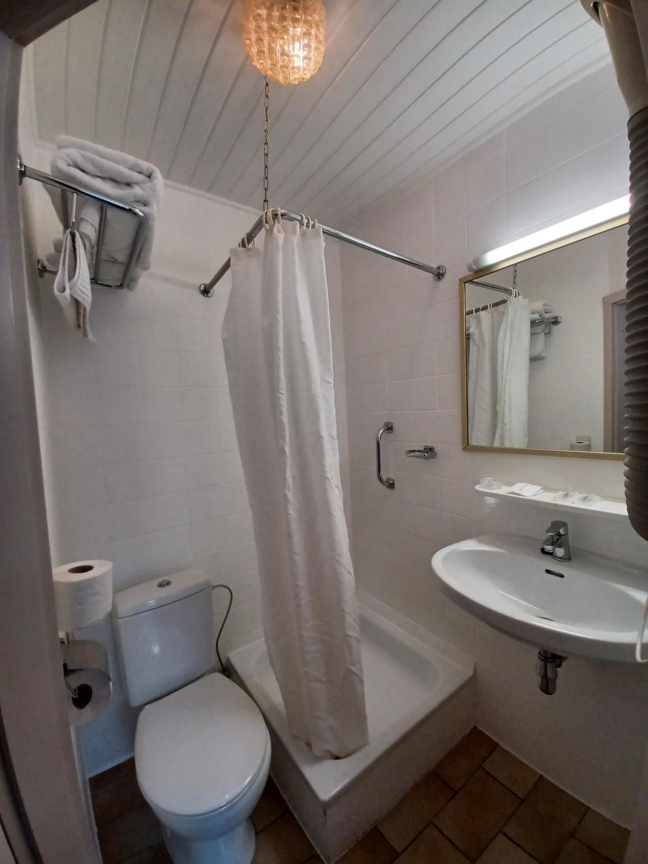 Standard Double Or Twin Room - Photo 29