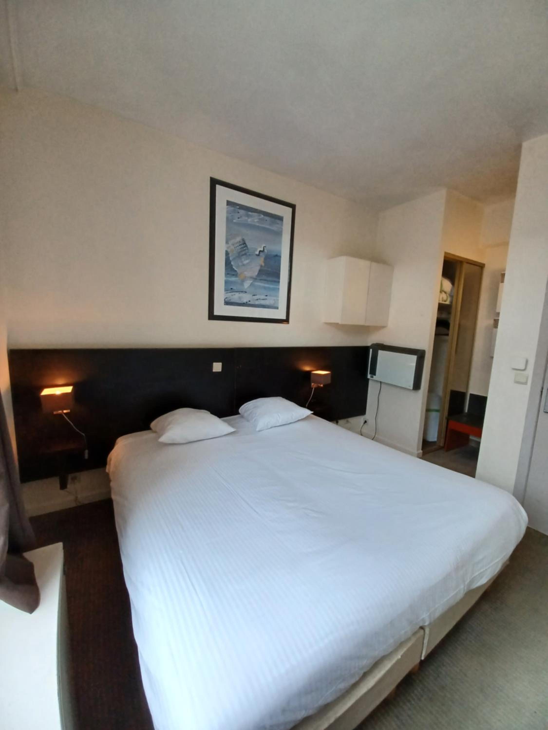 Standard Double Or Twin Room - Photo 22