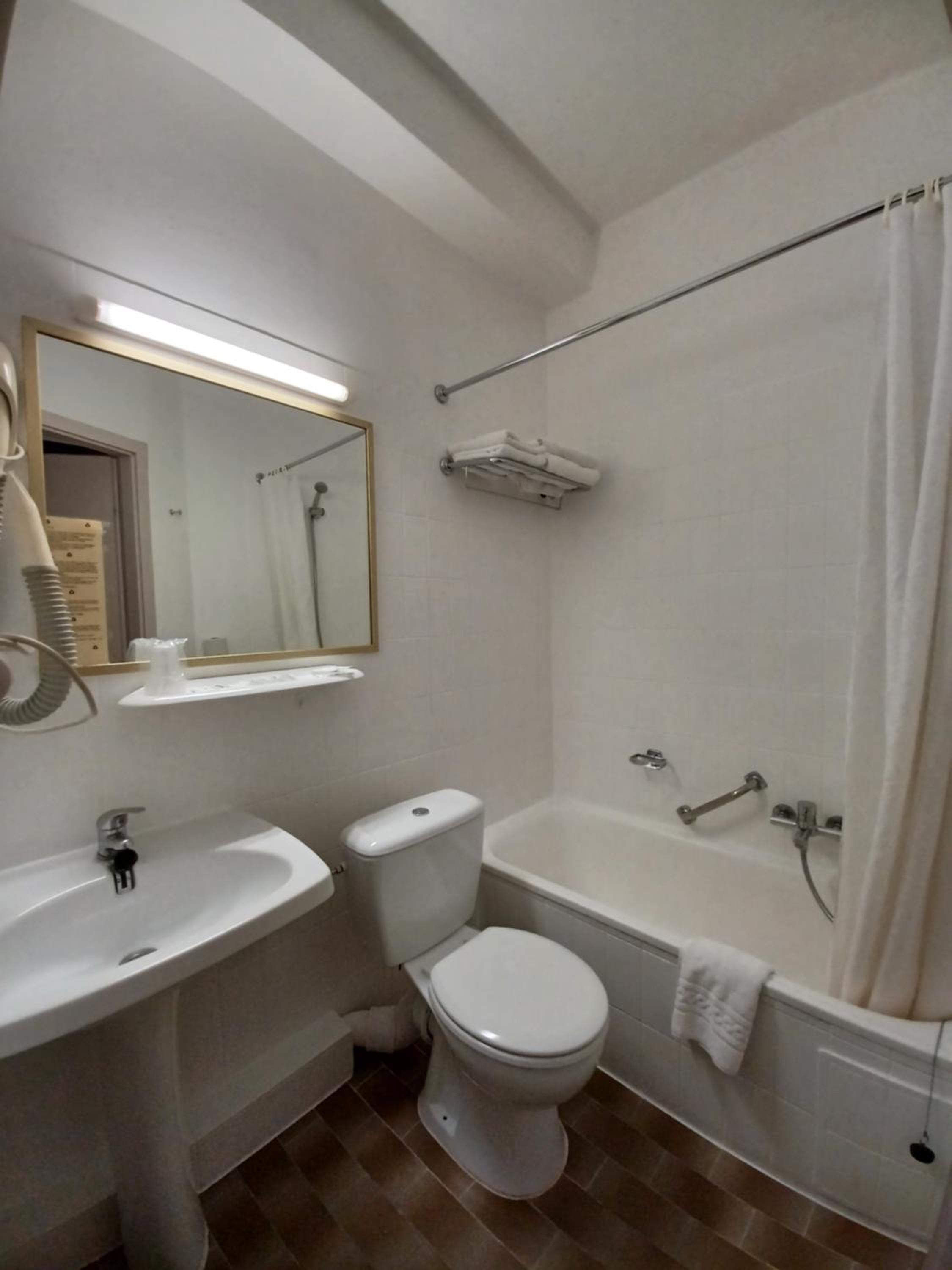 Standard Double Or Twin Room - Photo 18