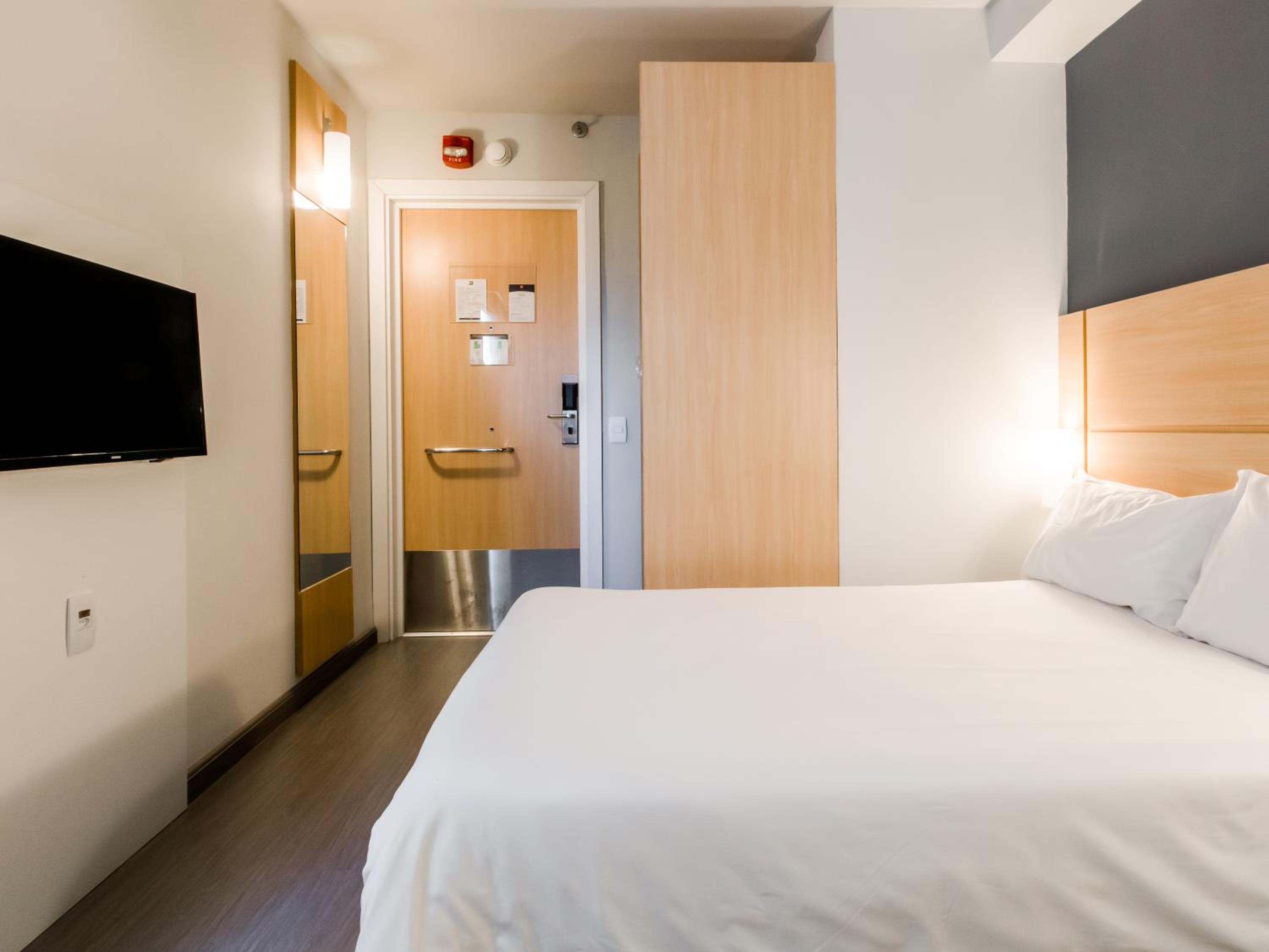 Double Room - Mobility Accessible photo 2