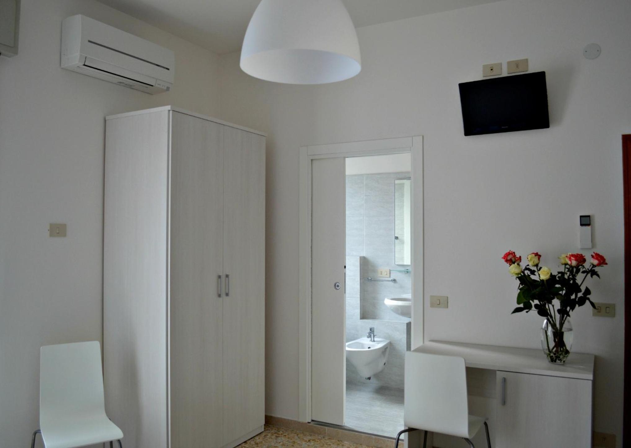Double or Twin Room with Balcony photo 2