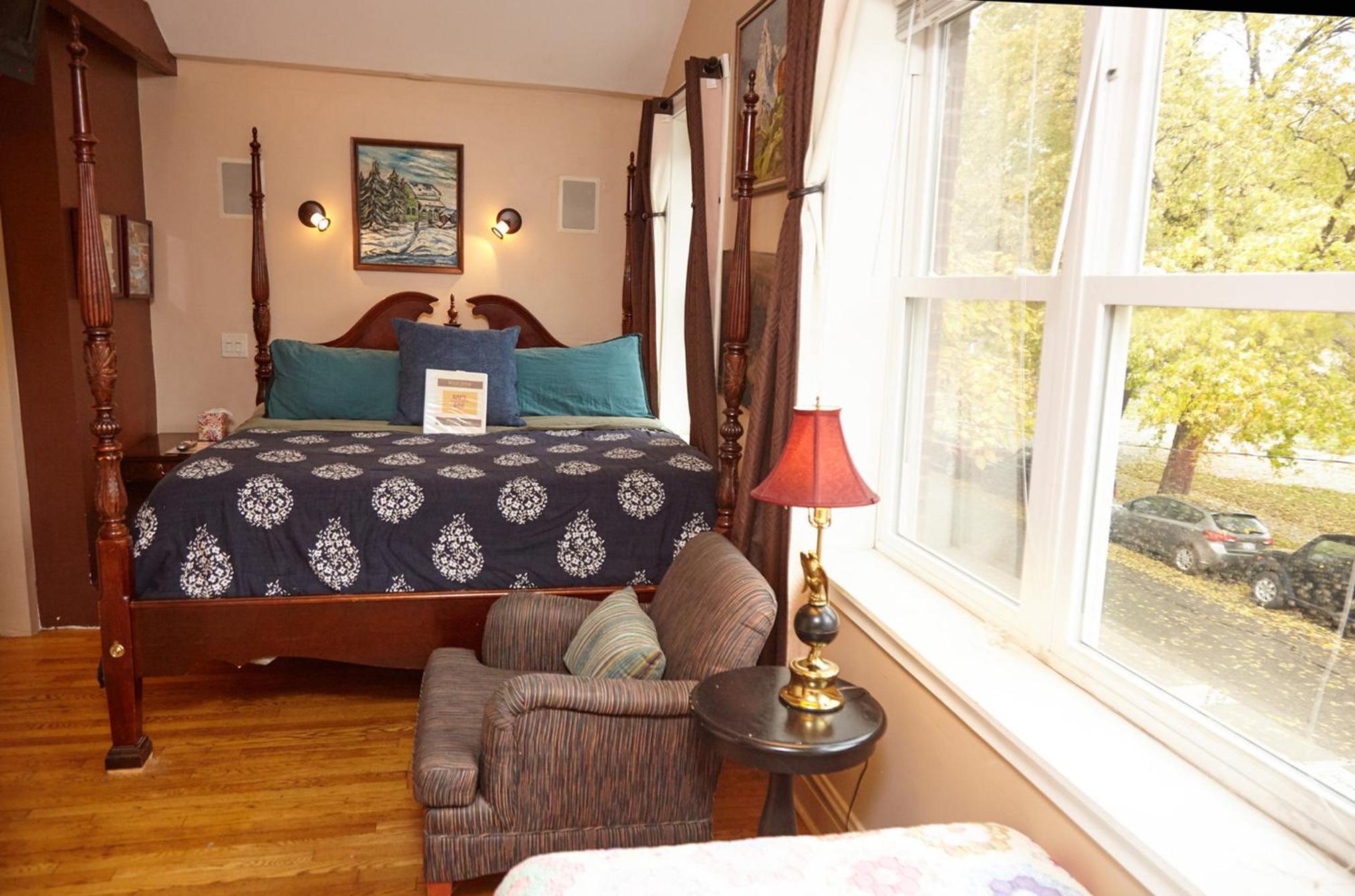 Triple Room with King Bed