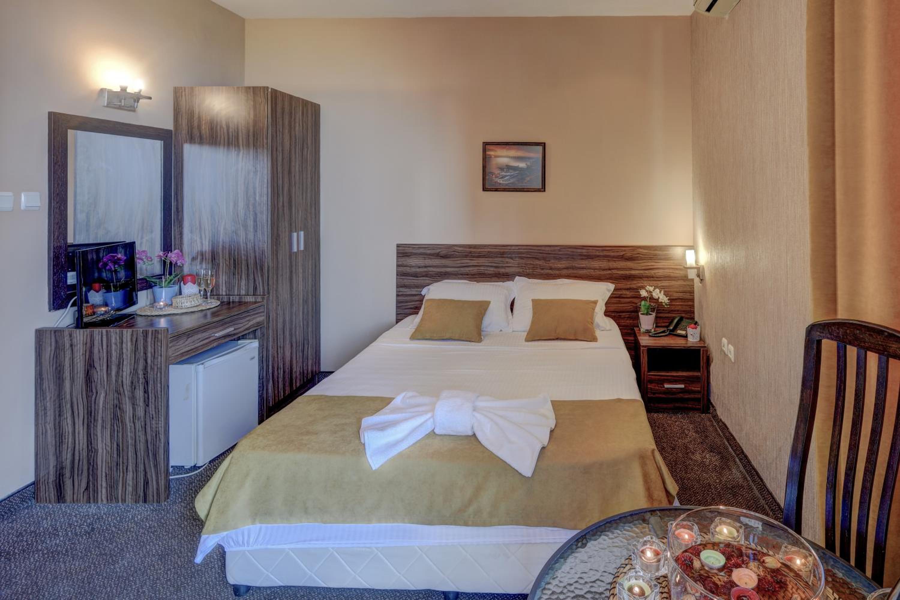Double Room with Balcony - Photo 3