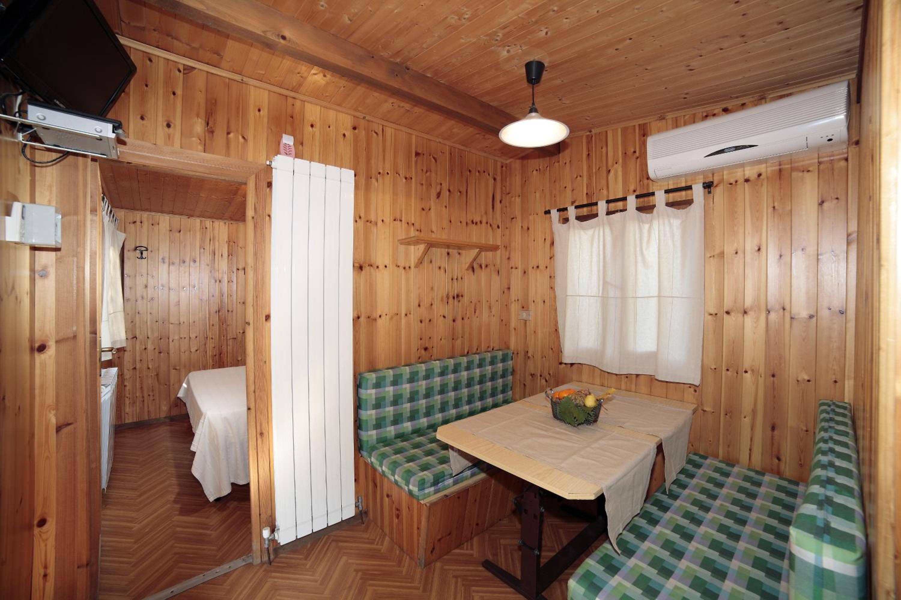 One-Bedroom Bungalow - Photo 3