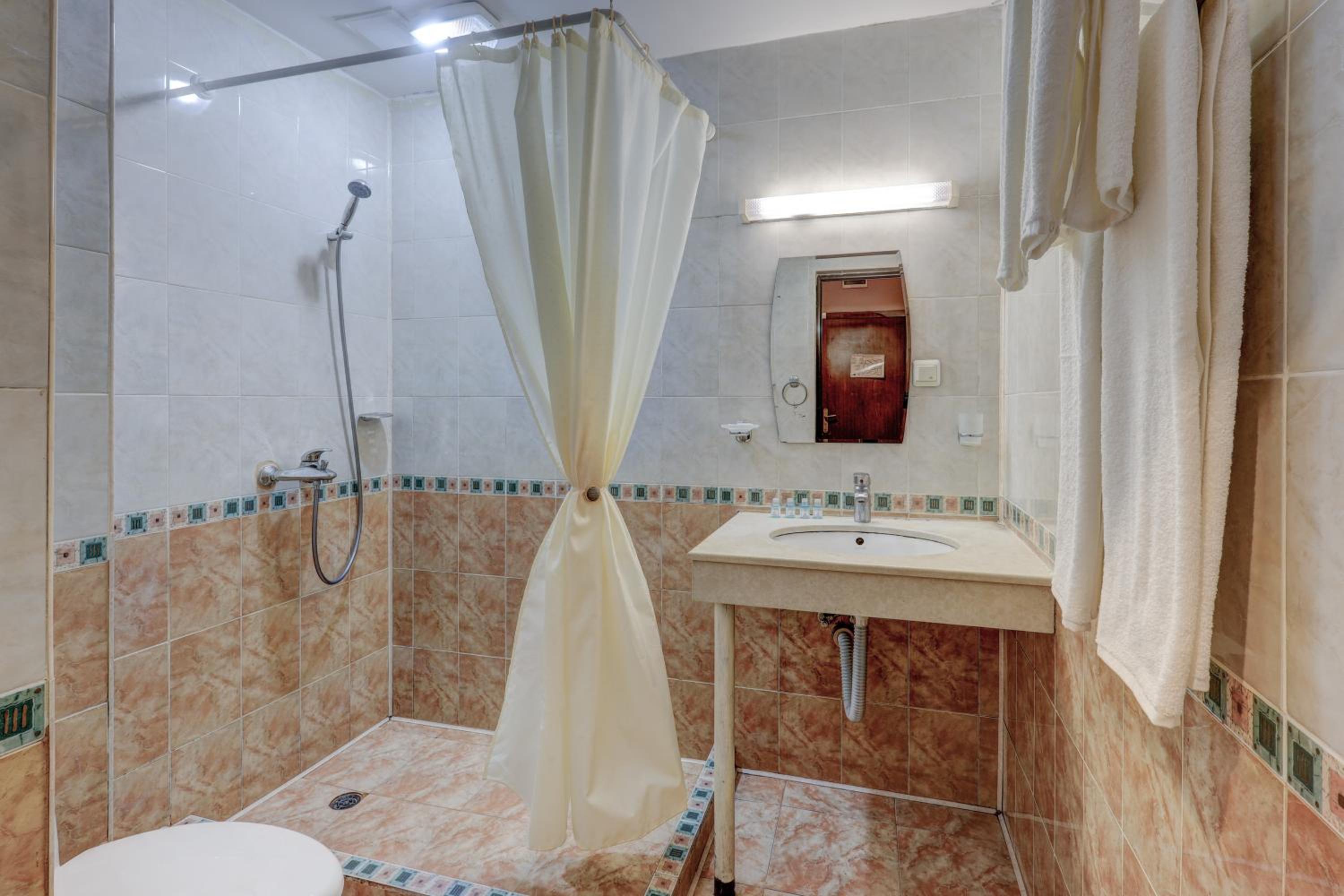 Double Room with Balcony - Photo 8