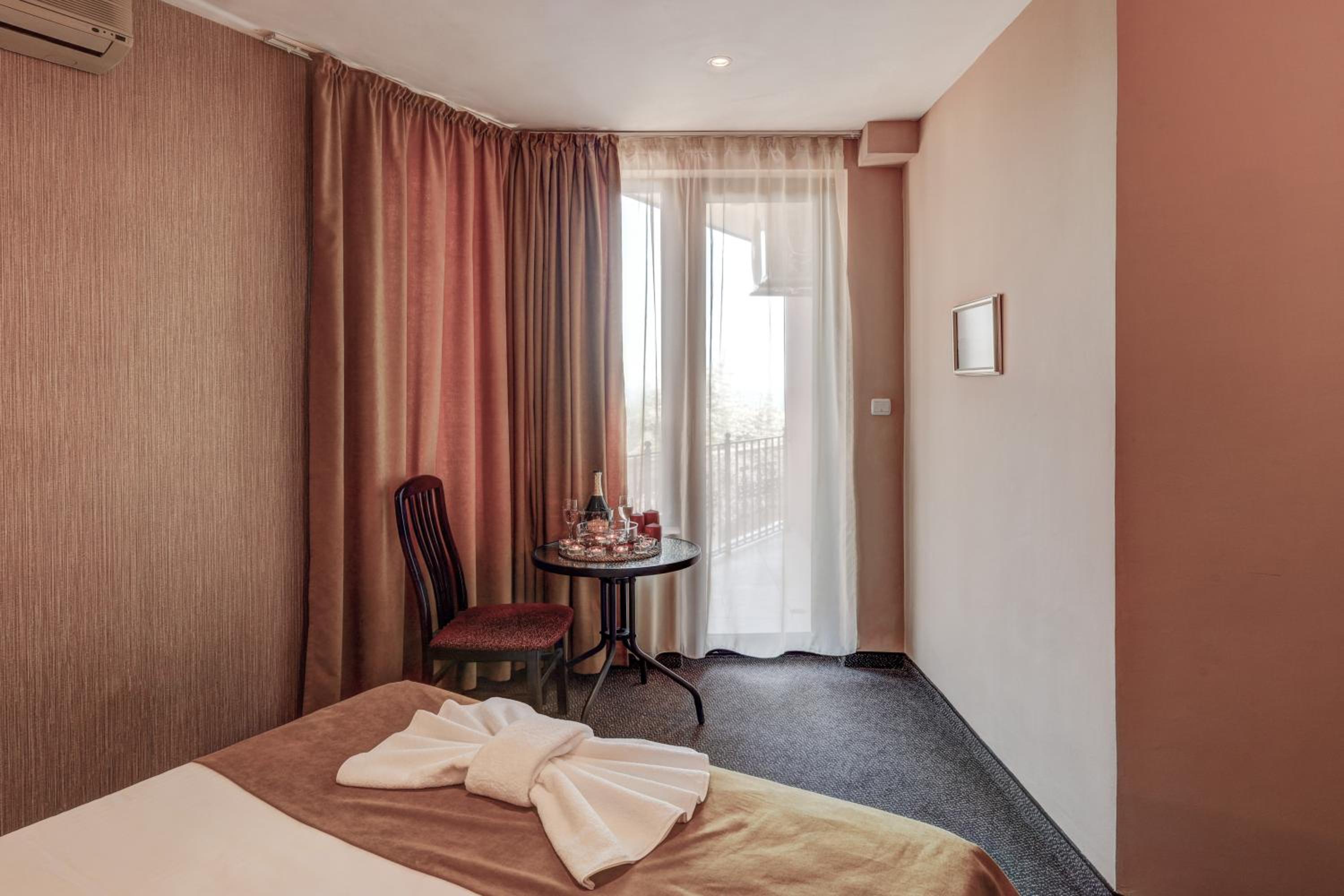 Double Room with Balcony - Photo 9