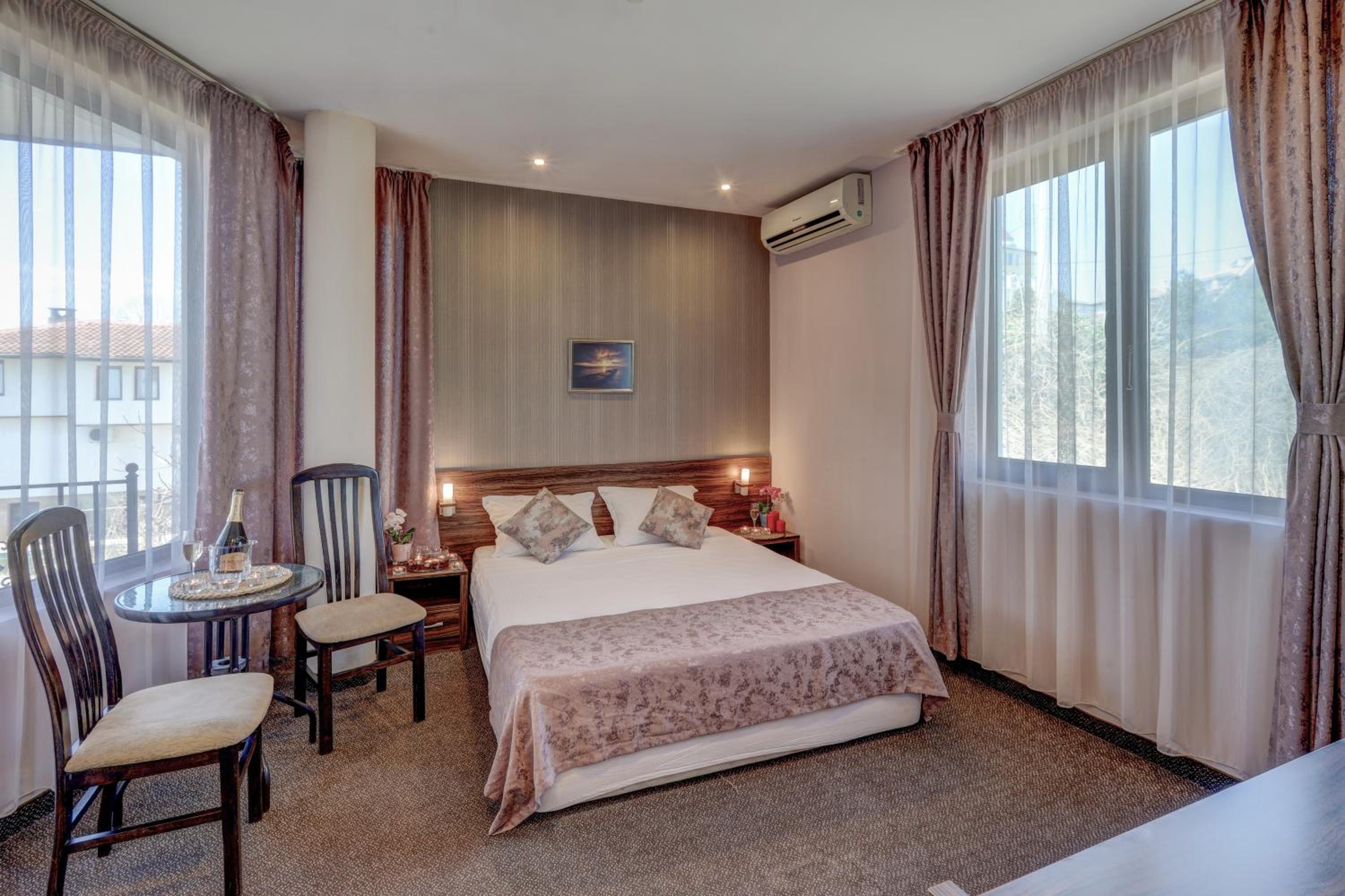 Double Room with Balcony - Photo 2