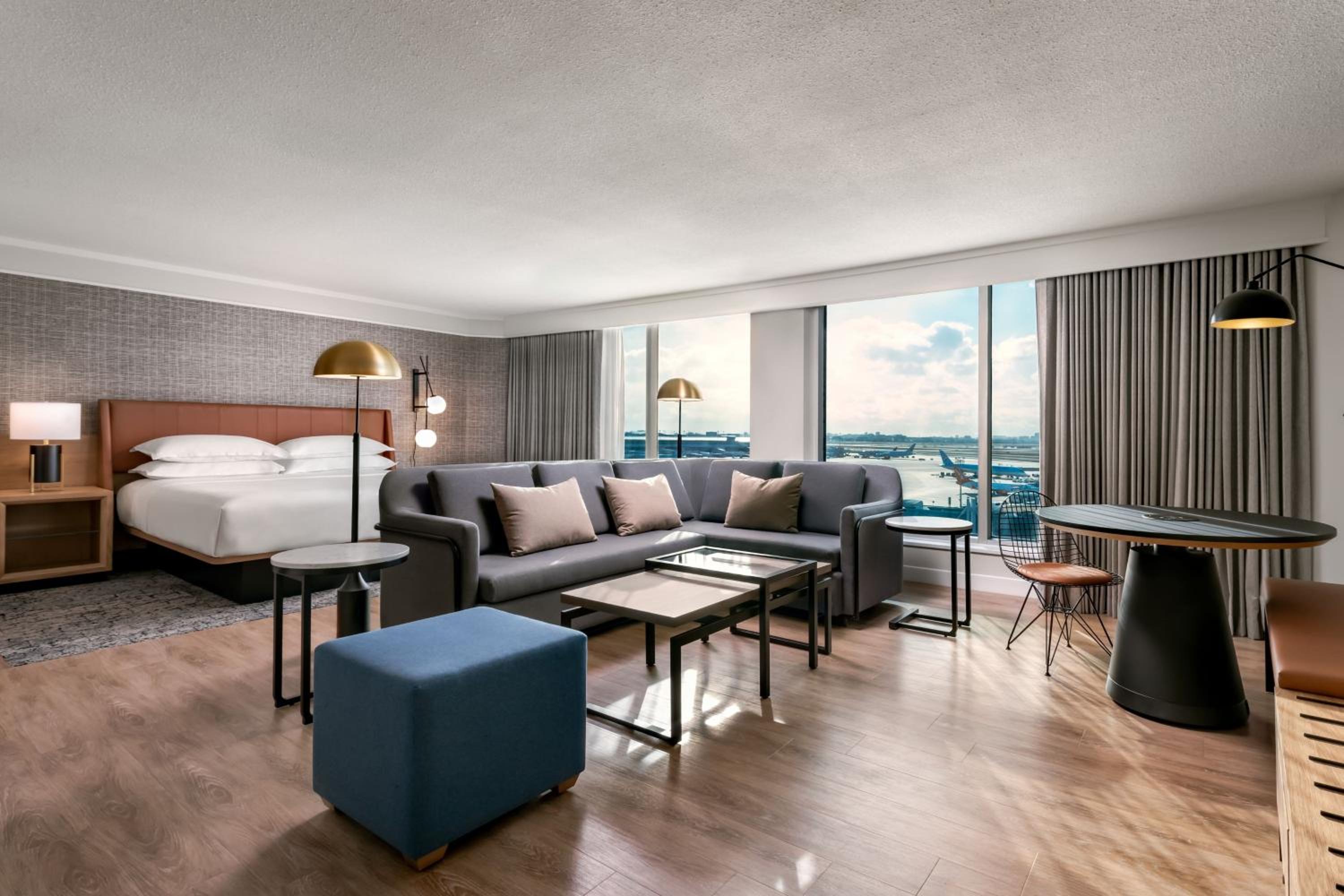 Junior King Suite with Sofa Bed - Club Lounge Access thumbnail 6