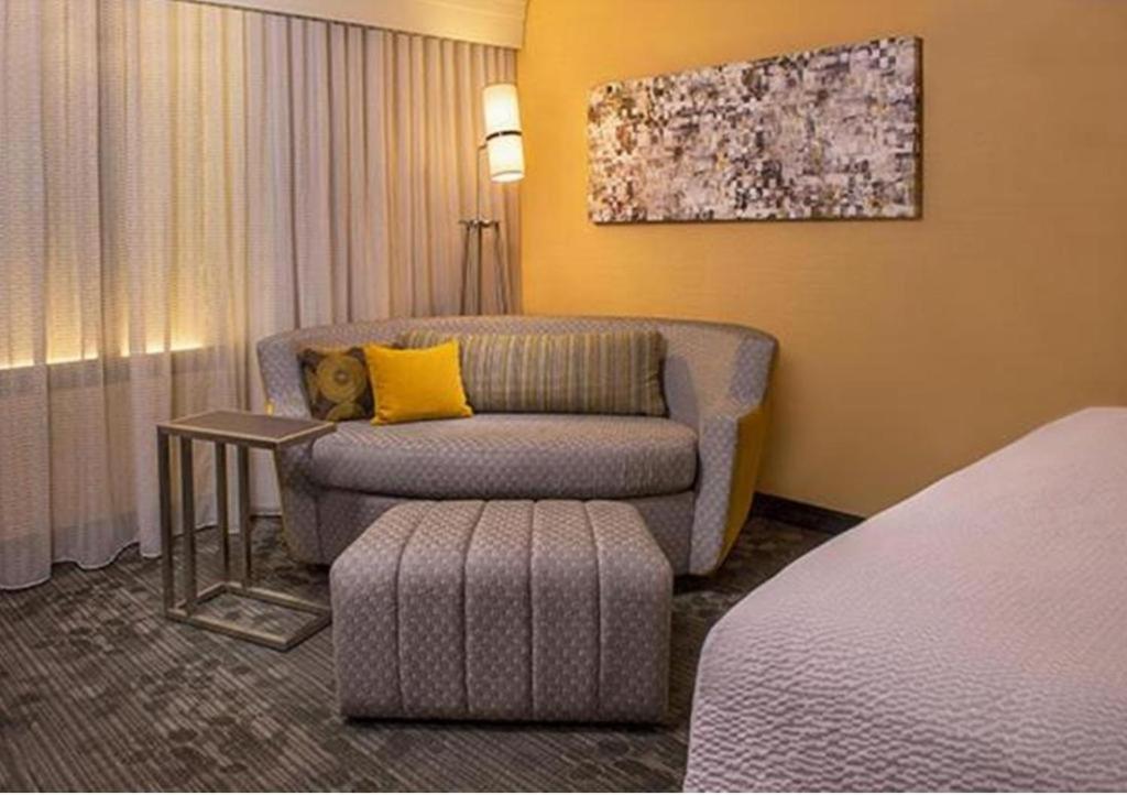 King Room with Sofa Bed - Photo 3