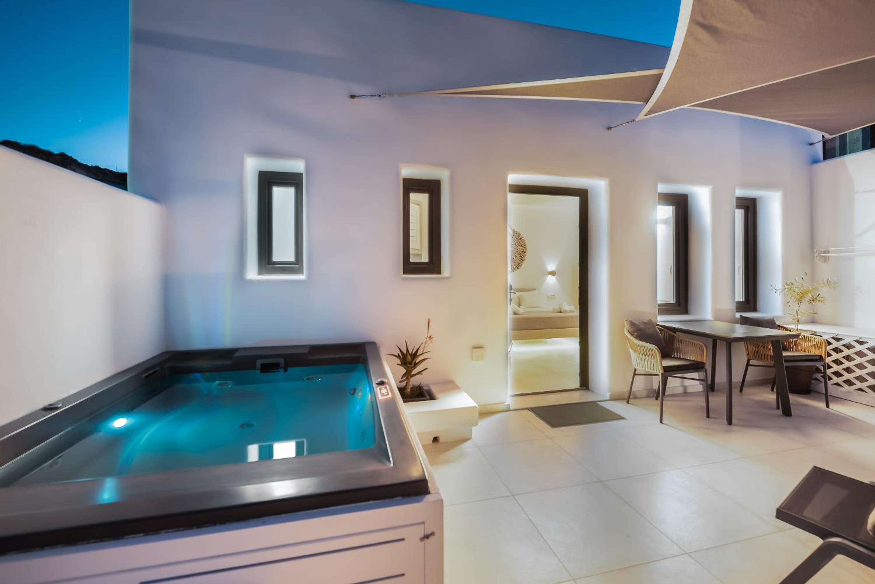 Suite with Hot Tub photo 3