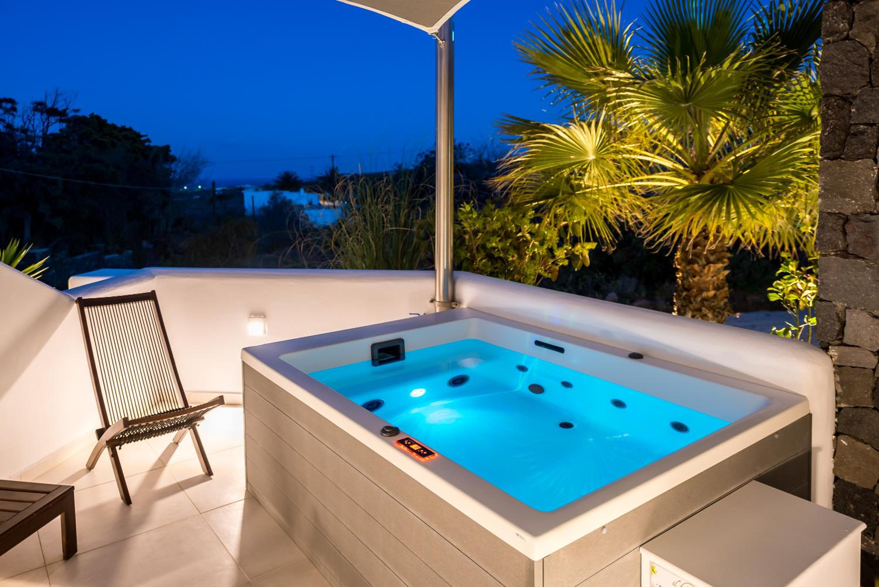 Suite with Hot Tub photo 2