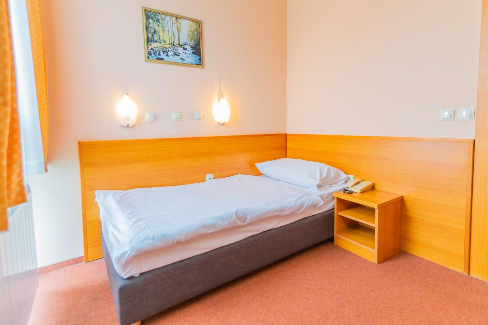 Economy Twin Room photo 1
