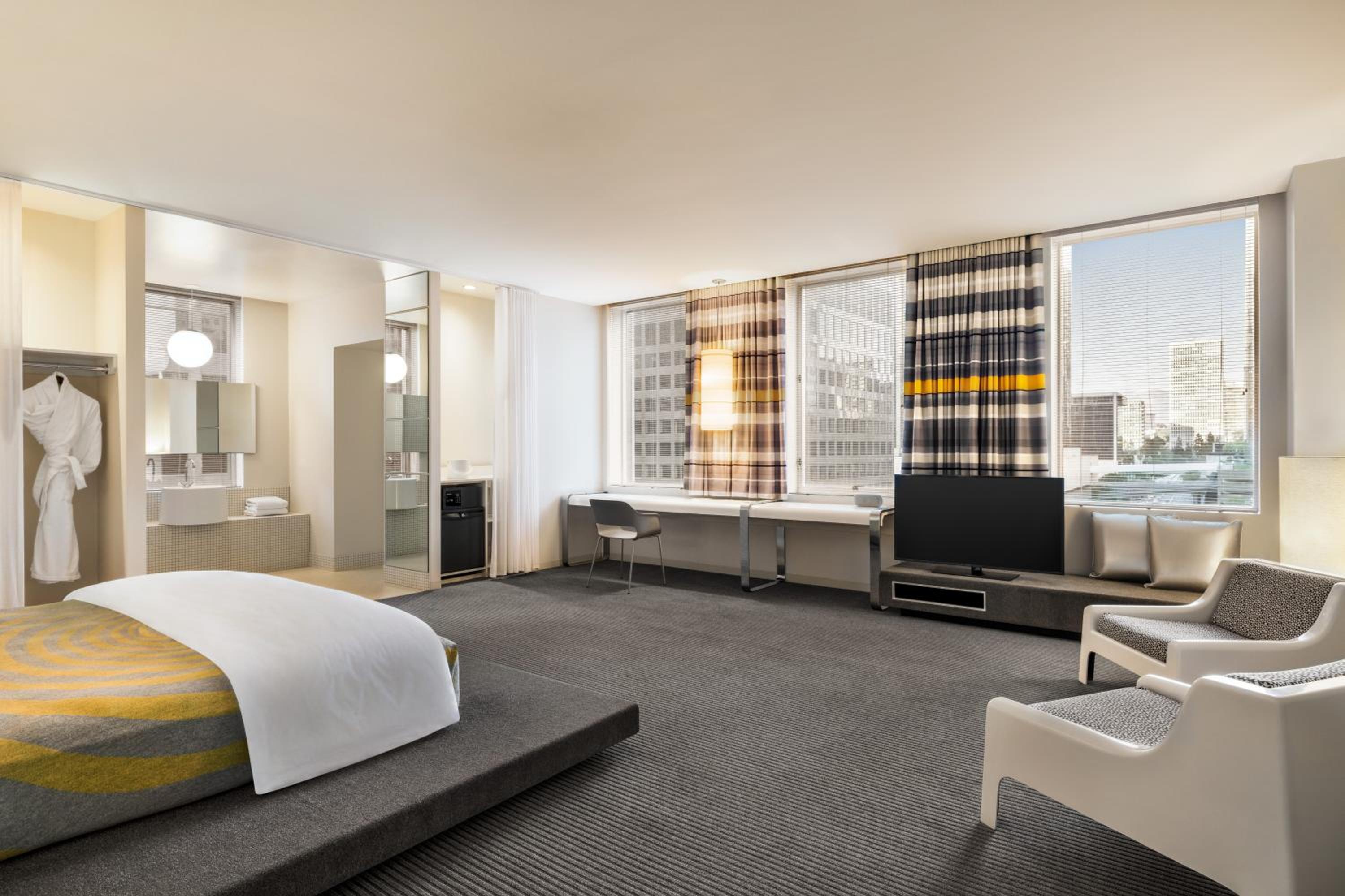 Deluxe King Room photo 2