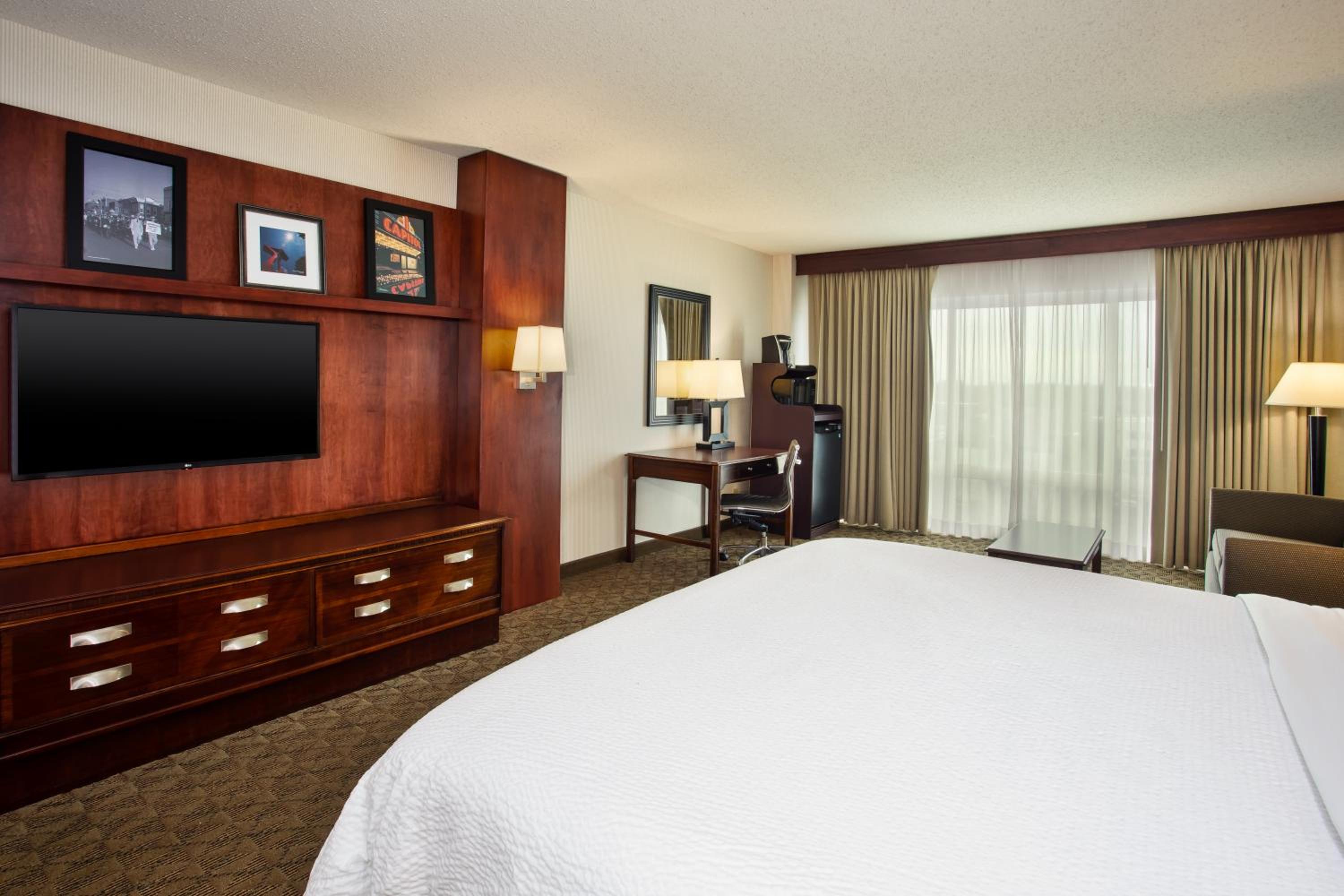 Standard King Room with Sofa Bed - Photo 3