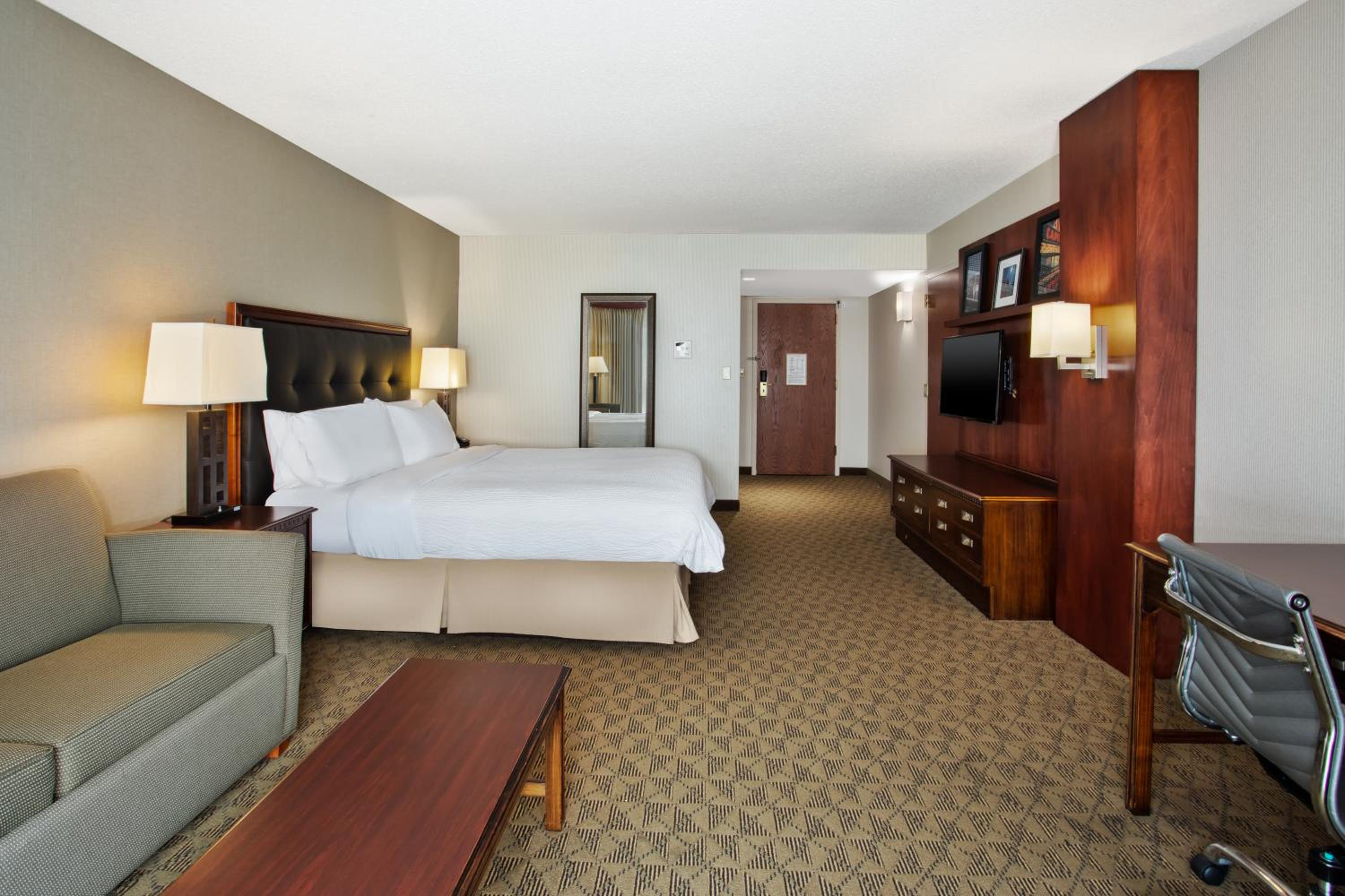 Standard King Room with Sofa Bed - Photo 5