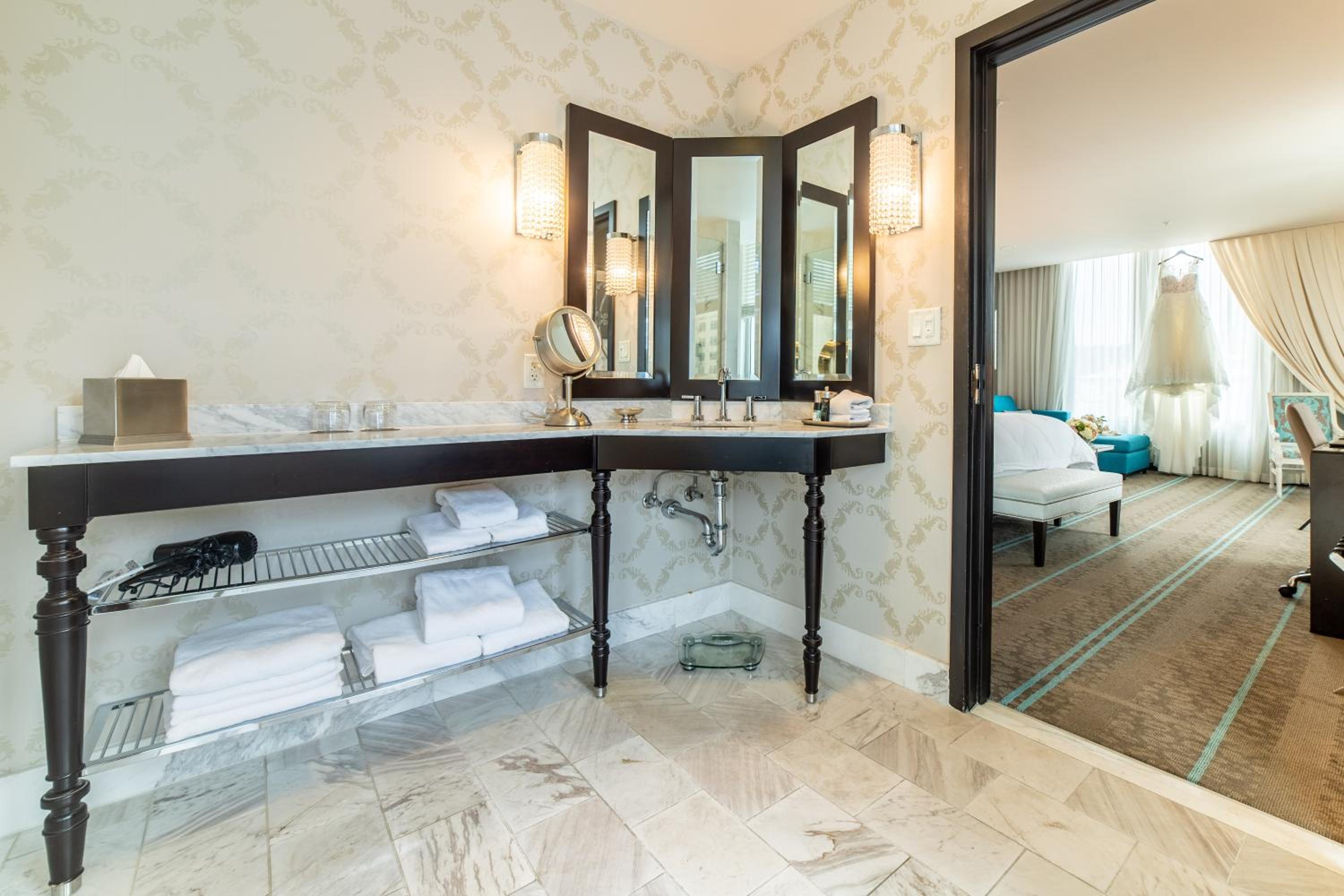 One-Bedroom King Suite with Adapted Tub - Mobility and Hearing Accessible photo 3