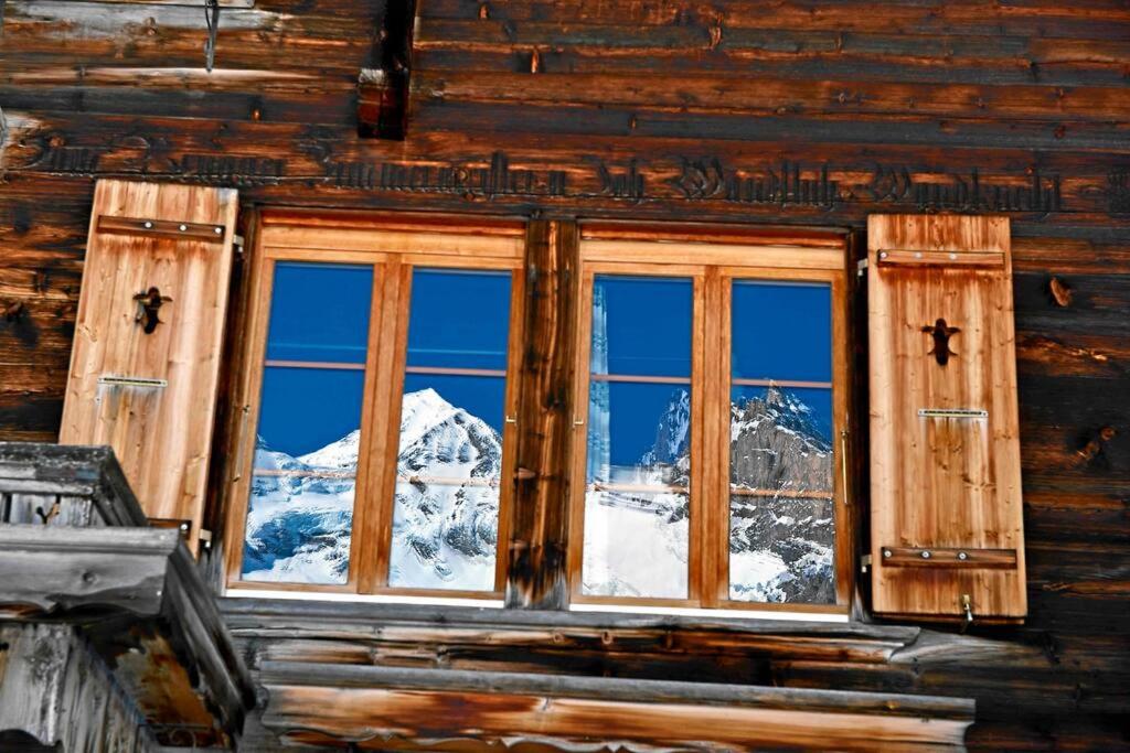 Apartment with Mountain View