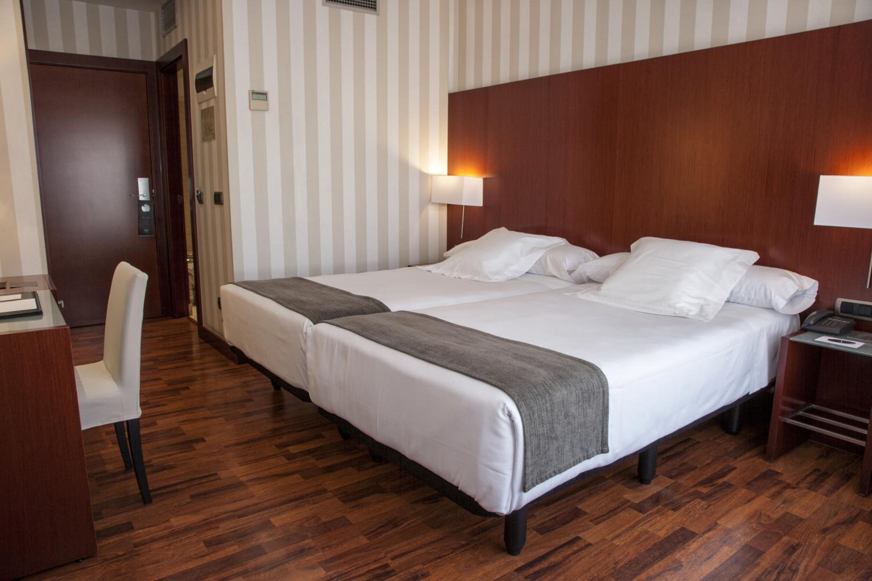 Twin Room - Photo 11