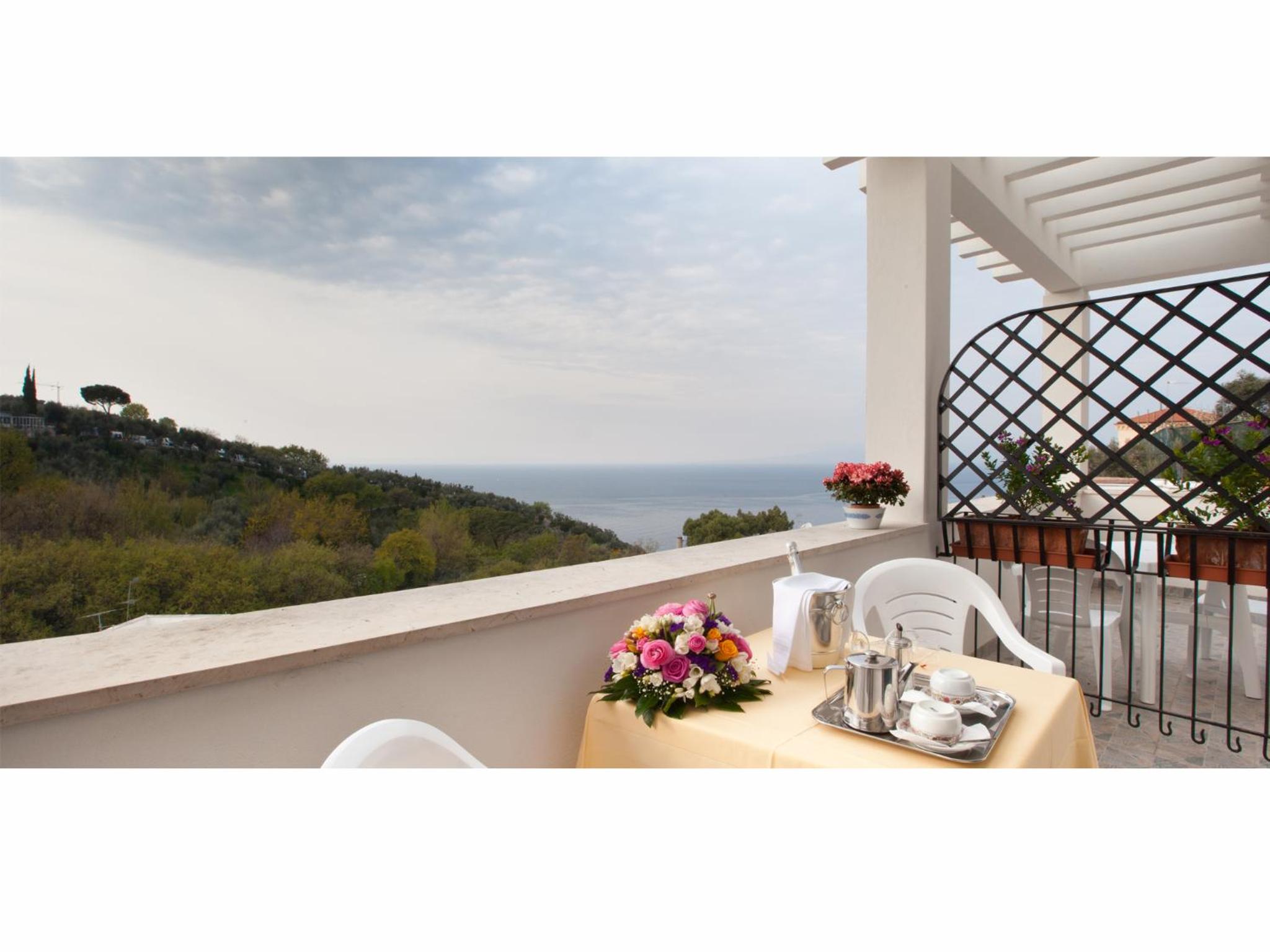 Triple Room with Balcony and Sea View photo 2