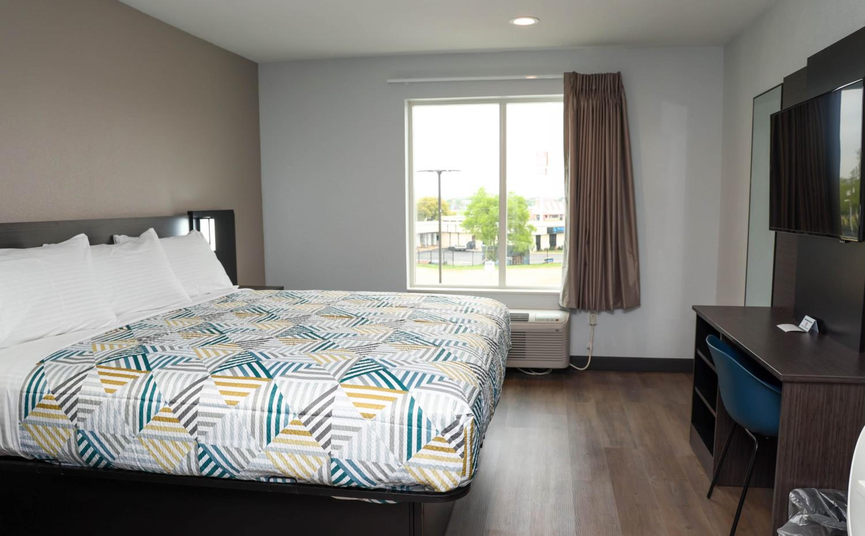 King Room - Non-Smoking - Photo 4