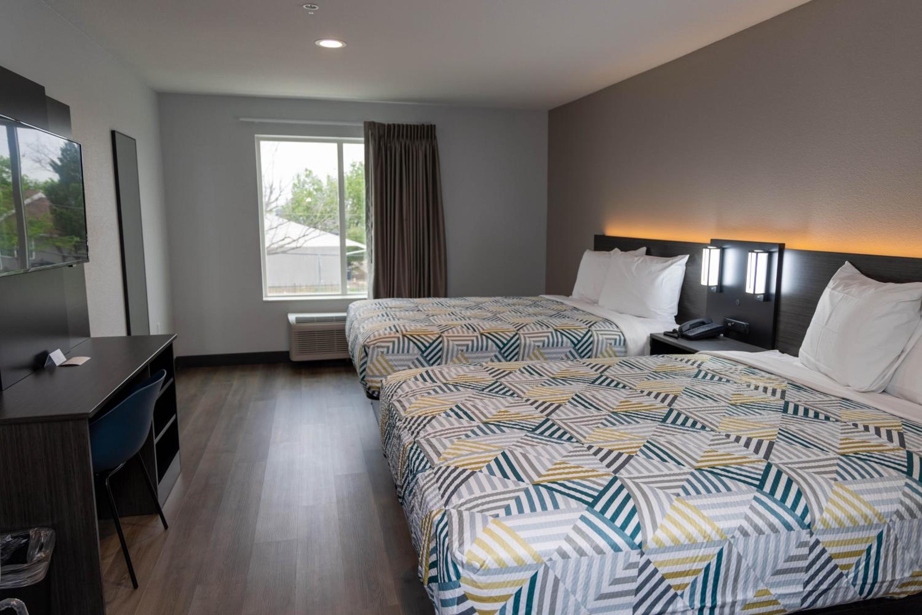 Queen Room with Two Queen Beds - Non-Smoking - Photo 3