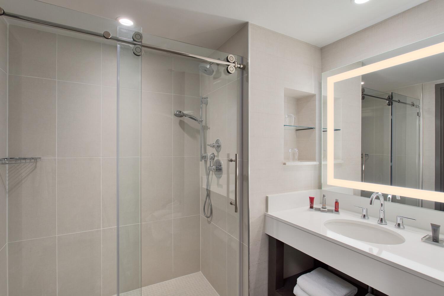 Queen Room with Two Queen Beds - High Floor/Club Lounge Access - Photo 2