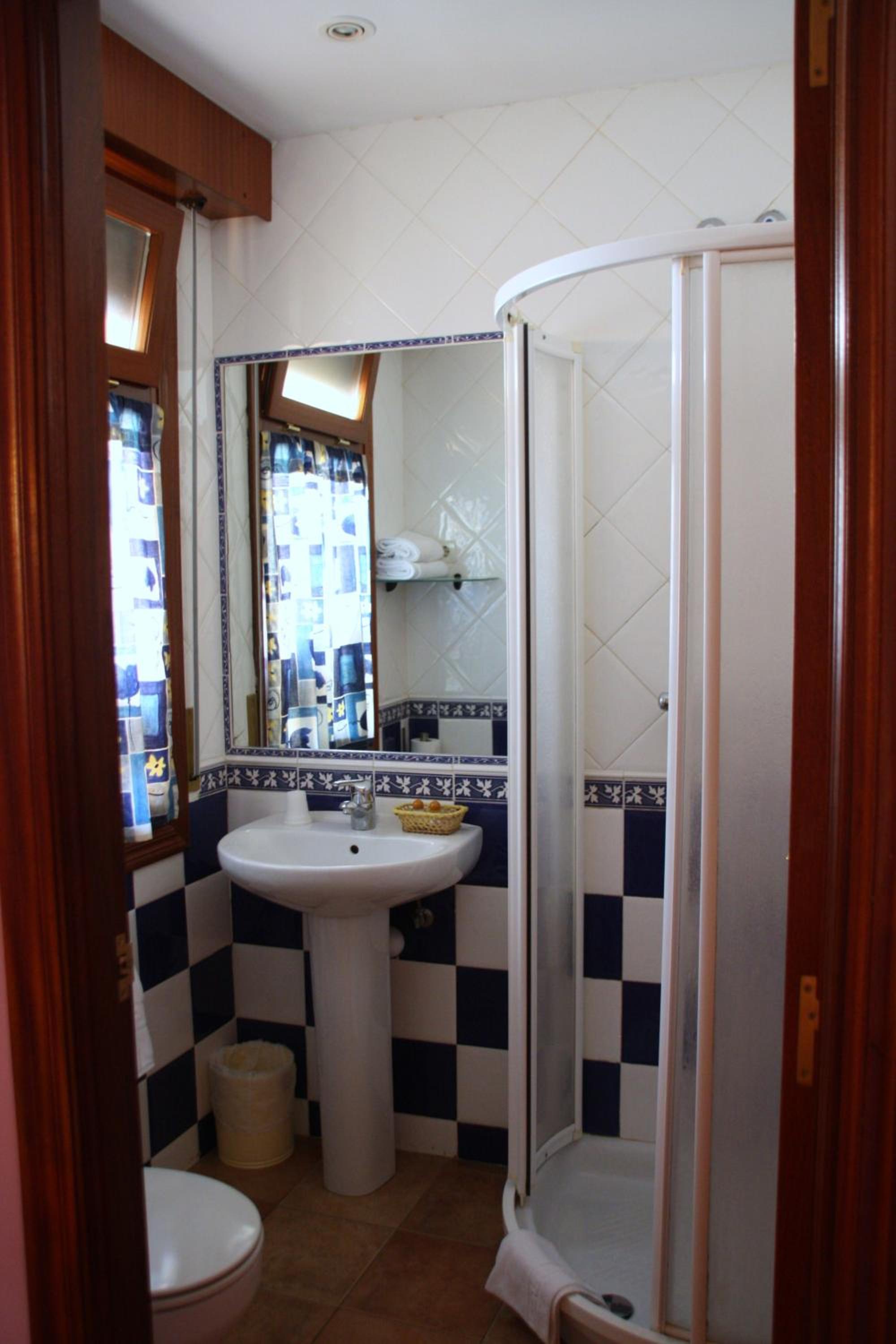 Twin Room - Photo 30