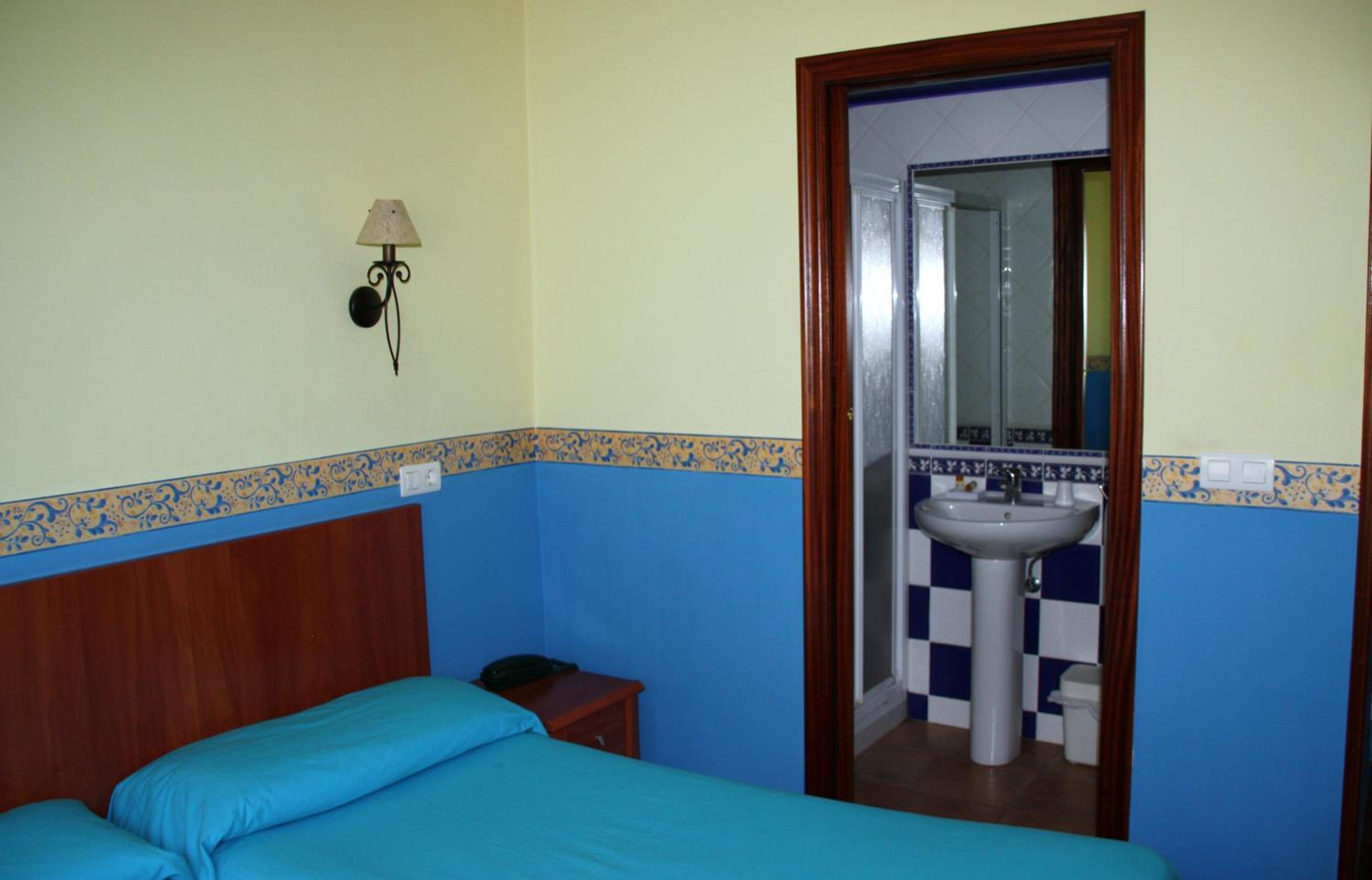 Twin Room - Photo 20